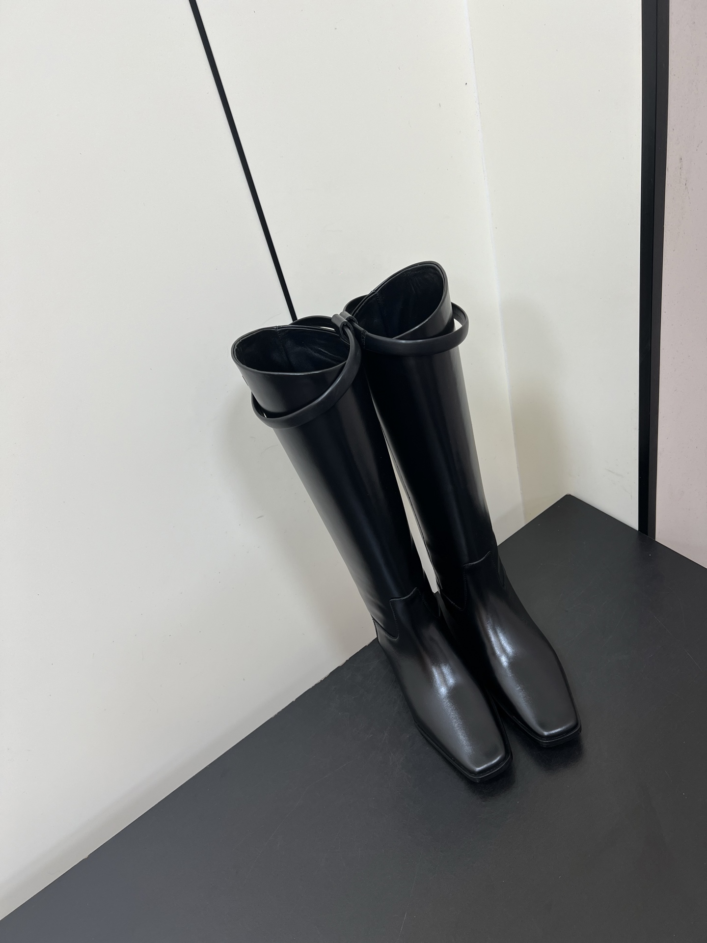 NO:559981,Toteme｜Niche trendy brand popular motorcycle boots. Super good-looking trendy brand motorcycle boots. Highly recommended. The boots are loose and easy to put on and take off. The cut of the shoes makes the legs straight. The outfit is very handsome. size35-41 (40.41 customized, non-refundable), boots, boots19860909Toteme｜小众潮牌爆款机车靴 超好看的潮牌机车靴 超推荐 靴筒宽松超好穿脱 鞋切靴口显腿直 穿搭搭配巨帅气 size35-41（40.41定制不退换）,靴子,boots,Women's Shoes