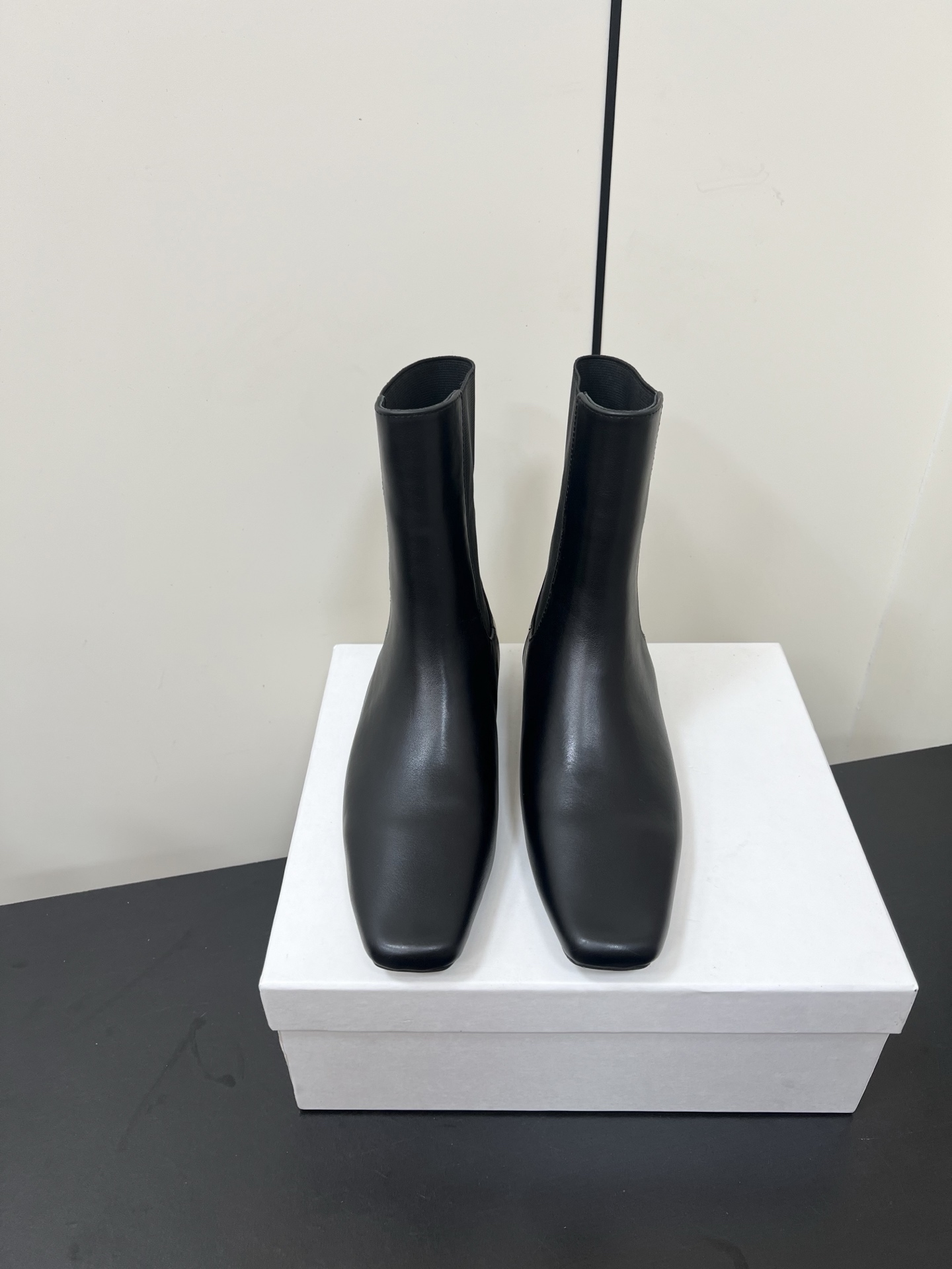 NO:559987,Toteme's new square-toe short boots for autumn and winter. Toteme has never lost in creating a sense of luxury. A pair of simple, capable, low-key and fashionable boots. There are no bright colors and complicated designs. With only a 1cm heel and neat and fashionable square toe design, it can fully open up the aura and have a full sense of luxury. Original custom-made embossed cowhide/cowhide/sheep leather, sheepskin lining, genuine leather outsole imported from Italy.  Size 35-39# (40# can be customized and non-returnable), boots, cowhide, sheepskin, sheep, Leather soles19860909Toteme 秋冬新款方头短靴 Toteme在打造高级感这点从来就没输过 一双简约干练、低调时髦的靴子 没有鲜艳的色彩和繁杂的设计,仅凭1cm的跟和利落时髦的方头设计 就能气场全开,高级感十足 原版订制压纹牛皮/牛皮/羊猄 羊皮内里 意大利进口真皮大底 码数35-39#（40#可订做不退换）,靴子,boots,cowhide,sheepskin,sheep,Leather soles,Women's Shoes