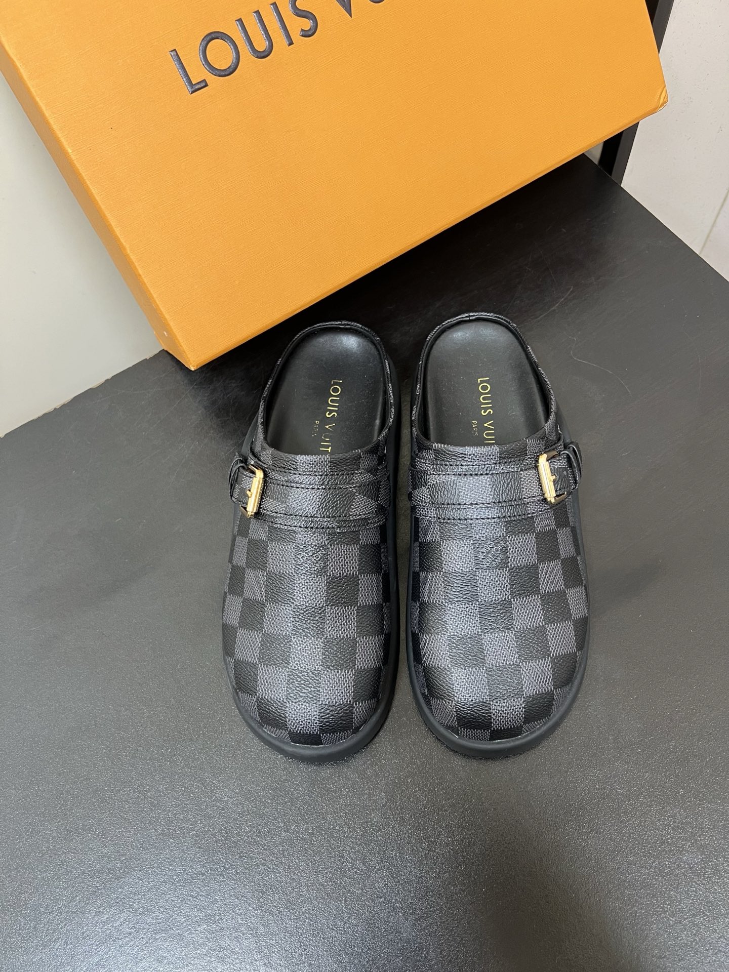 NO:559975,Louis vuitton Lv25ss Birkenstock slippers are so cute and don't feel too good on the feet. The side logo buckle is the finishing touch. Simple and high-end. Sling-back design. Wear and go. Good news for lazy people. Excellent thermal insulation effect. Buy with eyes closed. Original purchase and development. Imported frosted leather/imported presbyopic hardware buckle original mold. The logo lettering is clearly visible. The lining is sheepskin. Comfortable and breathable. 35-40 (40 customization is not returnable), half drag, louis  vuitton,louis vuitton,slippers,sheepskin19860909Louis vuitton Lv25ss勃肯拖鞋 可可爱爱、脚感简直不要太好 侧面logo扣点睛之笔 简约又高级 露跟设计 即穿即走 懒人福音 保暖效果极佳 闭眼入 原版购入开发 进口磨砂皮/进口老花五金扣原版开模 logo刻字清晰可见 内里垫脚羊皮 舒适透气 35-40（40定制不退换）,半拖,louis vuitton,louis vuitton,slippers,sheepskin,Women's Shoes