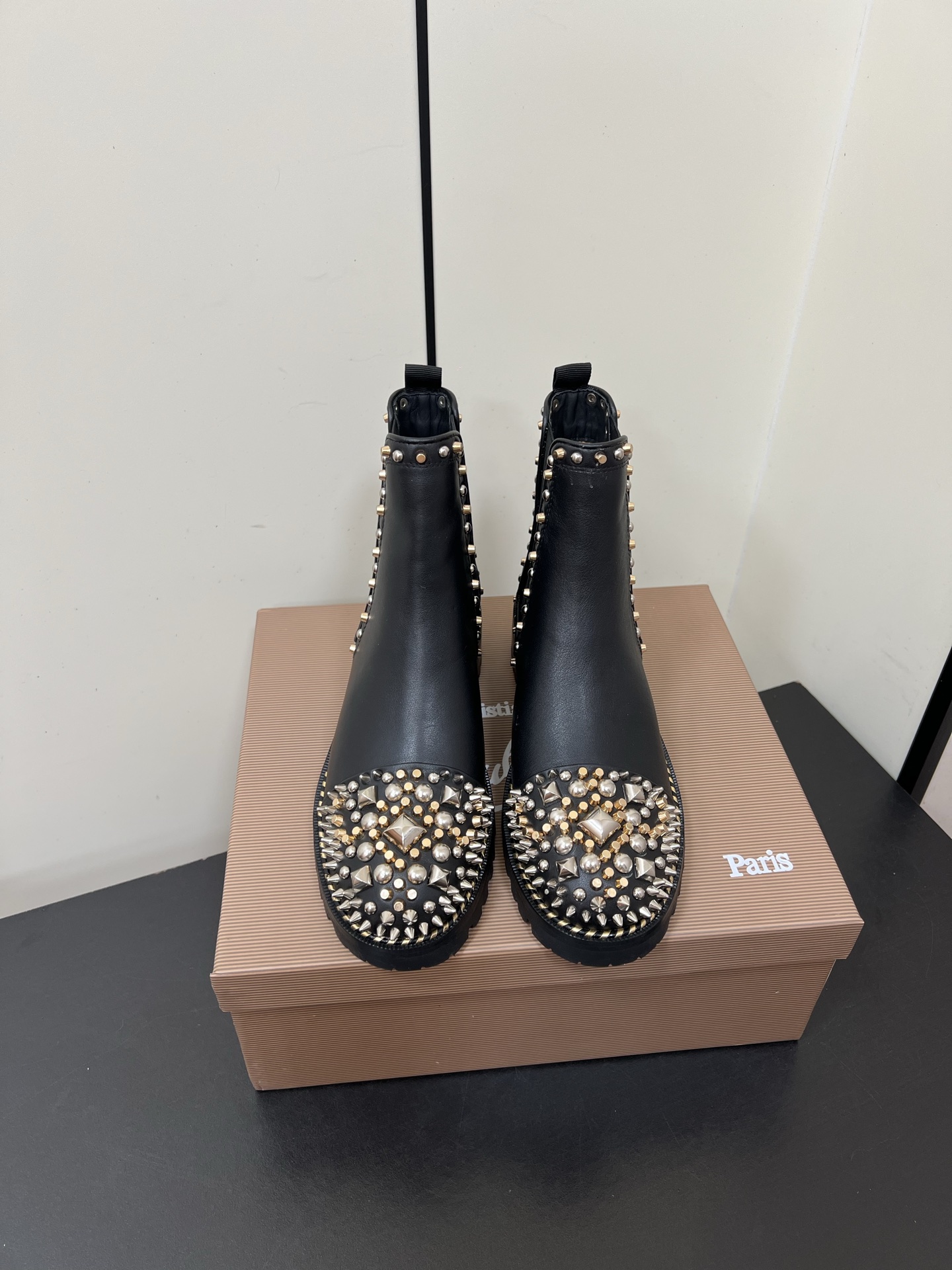 NO:559988,Christian Louboutin CL autumn and winter Chelsea boots are originally developed as high-quality new counter products. The original cover advertises a plump and handsome boot shape, toe rivet design, and a double-layered black and red color combination outsole with top-notch craftsmanship. The color and luster texture are completely comparable to the genuine products. Various craftsmanship, celebrity footwear and celebrity street photos are all hot selling points. Highly recommended. Materials and fabrics Imported calfskin with electroplated hardware rivets!  Full sheepskin lining!  Combined two-color rubber outsole, equipped with counter original packaging Szie: 35-40 (40 customized non-returnable), boots, boots, cowhide, sheepskin19860909Christian LouboutinCL秋冬切尔西靴 原版开发高品质专柜新品、原版套宣饱满帅气靴形、鞋头铆钉设计、配加顶级工艺双层黑红配色组合大底、色度光泽质感完全媲美正品、种种工艺加上明星上脚·名人街拍都是爆卖点、强烈推荐 材质面料进口小牛皮配电镀五金铆钉！ 内里垫脚全羊皮！ 组合双色橡胶大底、配置专柜原版包装 Szie: 35-40（40定制不退换）,靴子,boots,cowhide,sheepskin,Women's Shoes