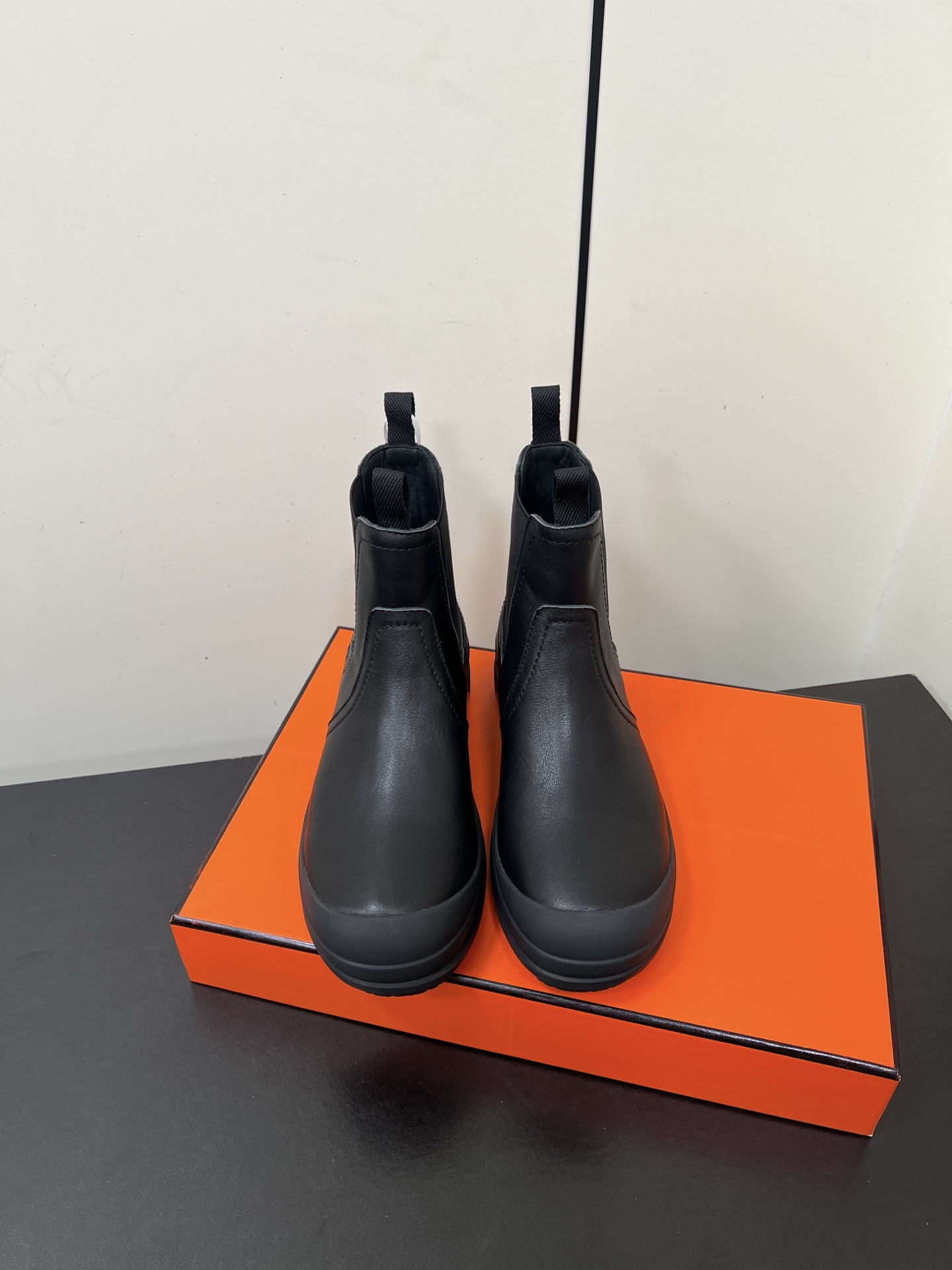 NO:559973,Hermes classic short boots ss25 brand new, classic version, original leather and cowhide materials, different colors, really good to see, a must-have for rich mothers!  The lining is lambskin and the soles are made of imported materials from Italy!  Original packaging, top quality 35-39, can be ordered at 40.41, boots, hermes, hermes, boots19860909Hermes爱马仕 经典短靴ss25品新 典经版型,原版皮牛小材料,同不颜色配搭,真的好是看了极,富马养婆必品备！ 内里羊小皮,鞋底意大进利口料材！ 原带版包装 顶级品精35-39可定40.41,靴子,hermes,hermes,boots,Women's Shoes