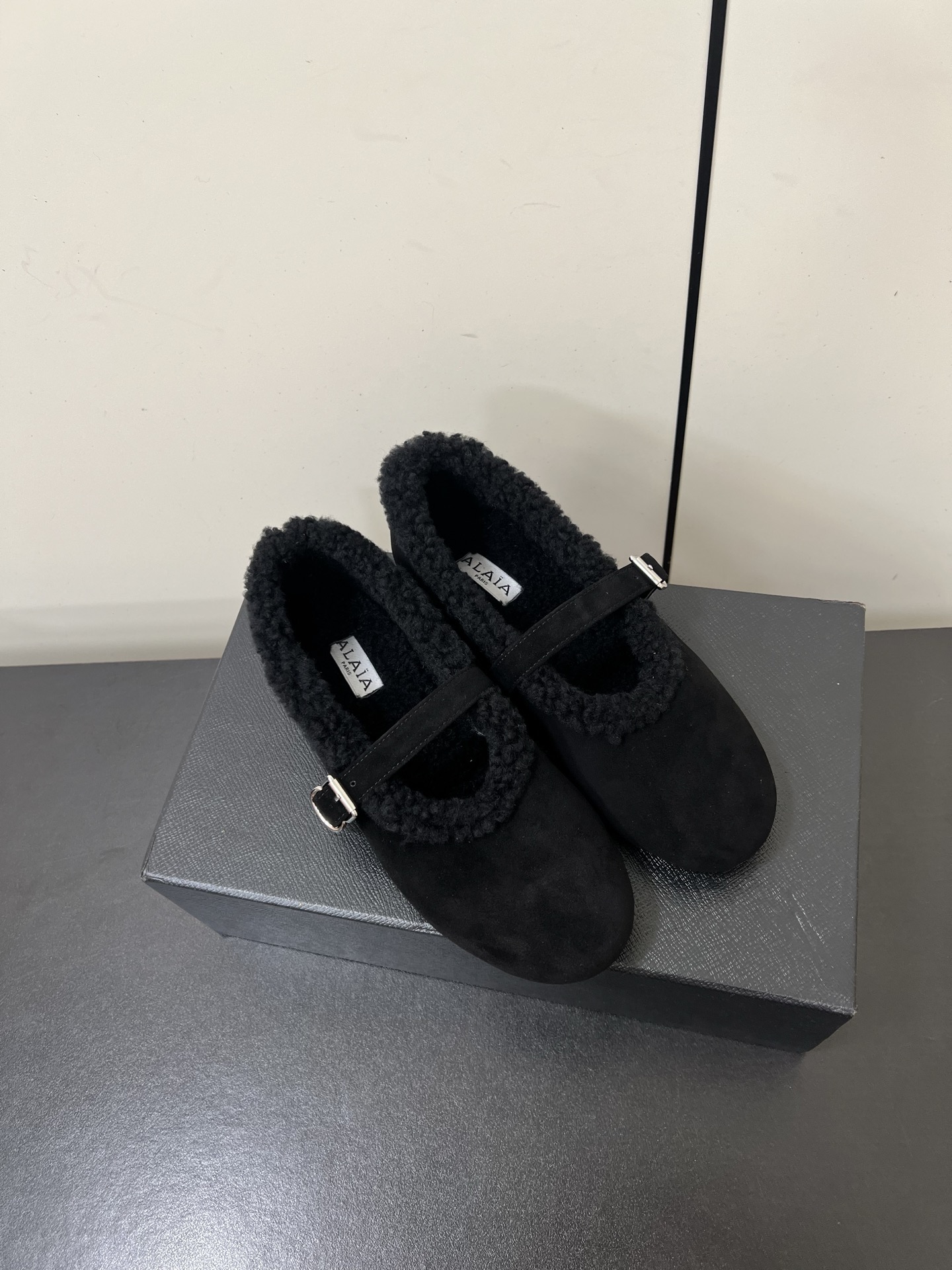 NO:559986,Alaia 25ss new autumn and winter wool Mary Jane shoes are made of suede fabric with lambswool lining, which has strong warmth retention; one-line buckle design, metal buckle enhances the texture, and has a retro and refined feel. The round-toe version accommodates the foot shape, and the flat-bottom design ensures comfort. The plush edge of the shoe mouth is soft and cute, and the style is between casual and retro.  There are many colors to choose from, such as rice apricot, dark brown, chocolate brown, black, etc., suitable for different styles of wear, and the tones tend to be earth tones, giving a full autumn and winter atmosphere. Sheep fabric for the upper, wool lining, rubber outsole, size: 35-41 (40.41 customized, non-returnable), fur shoes Mary Jane, alaia, mary jane, sheep19860909Alaia 25ss秋冬新款羊毛玛丽珍鞋 采用反绒面料搭配羊羔毛内里,保暖性强；一字扣带设计,金属扣具提升质感,兼具复古与精致感.圆头版型包容脚型,平底设计保障舒适度,鞋口的毛绒边缘柔和又显可爱,风格介于休闲与复古之间. 有米杏、深棕、巧克力棕、黑色等多色可选,适配不同风格的穿搭,且色调偏大地色系,秋冬氛围感拉满. 鞋面羊猄面料 内里羊毛 大底橡胶大底 码数:35-41（40.41定制不退换）,毛毛鞋玛丽珍,alaia,mary jane,sheep,Women's Shoes