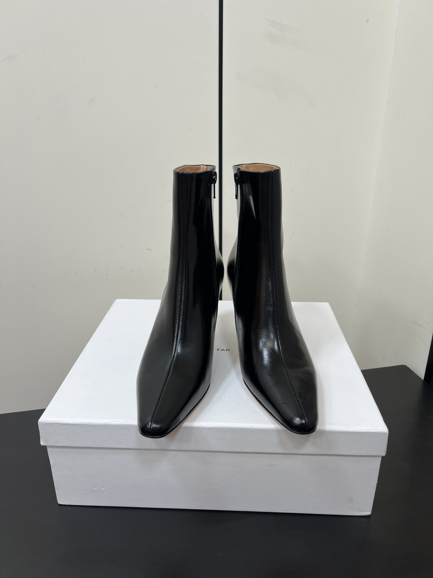 NO:562412,ByFar25SS is new for autumn and winter, elegant model, full leather kitten heel, new short boots, small pointed toe, more fashionable, elongating the legs. You can see that the sides of our boots are designed according to the curvature of the human leg shape. The upper feet are very delicate and beautiful.  BYFAR does not need to be described too much. It is a popular niche brand in the past two years. Today, I will give Jimei Amway shoes small pointed toe stiletto short boots. They are still minimalist design style, not picky to wear, classic but not outdated and very versatile boots. They can be worn at work and out shopping. They are suitable for skirts, tights and suits, especially for daily use. The heel height is 7cm. The upper is cowhide and the lining is sheepskin. The outsole is Italian leather.  Size#35-39 (40 customized, non-refundable), boots, boots, skirts, cowhide, sheepskin19860909ByFar25SS 秋冬上新 气质款 全皮版小猫跟 新款短靴 小尖头 更加时髦 拉长腿型 可以看到我们靴子侧面是按照人体腿型设计出来的弧度 上脚非常秀气好看 BYFAR这个品牌就不用过多描述啦,最近两年炙手可热的小众品牌.今天给集美们安利鞋款小尖头细跟短靴,依旧是极简主义设计风格,不挑人穿,经典不过时又非常百搭的一款 靴子,上班逛街都可搭可穿,裙装,紧身裤,套装都很可,特别日常. 跟高7cm 鞋面牛皮 内里羊皮 大底意大利真皮 Size#35-39（40定制不退换）,靴子,boots,skirts,cowhide,sheepskin,Women's Shoes