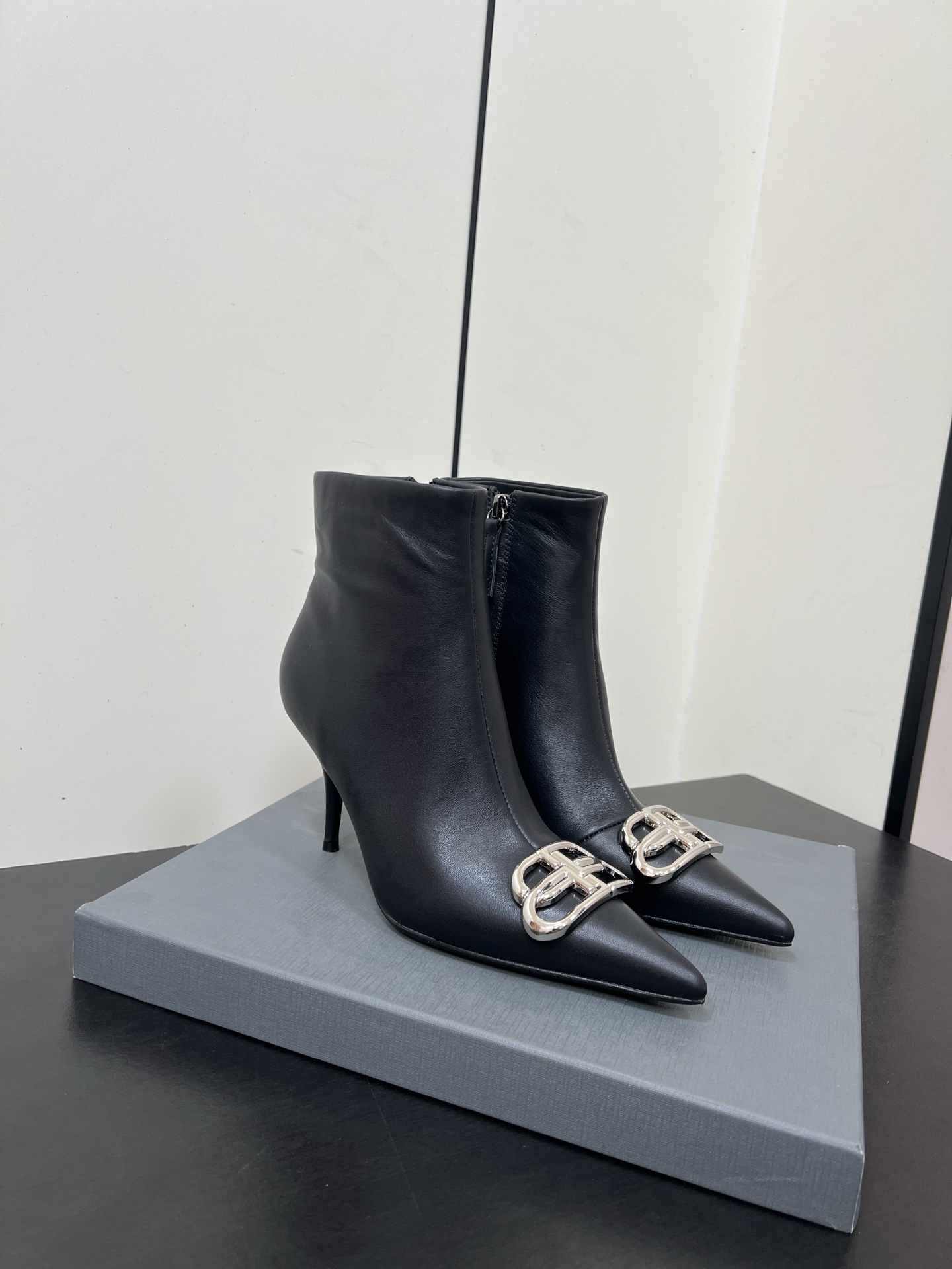 NO:562416,Balenciaga's cool and sexy high-heeled short boots take fashion to the extreme. Balenciaga's pointy-toe sandals are absolutely amazing. I want to buy every pair, because really every pair has its own sense of fashion. The essence of the whole pair of shoes is its toe, which is long and pointed without being bloated. It is very high-end and slim, and there is no clothes that they cannot match.  The original version has been modified countless times to create a long and flat eagle-beak toe to create a perfect fit. The upper is customized calfskin. The inner lining is the same as the original goatskin. The heel height is 6.5cm.19860909巴黎世家Balenciaga 冷性感高跟短靴 将时髦发挥到极致的 巴黎世家尖头凉鞋巴黎世家的鞋子绝对开了挂,每一双都想去入,因为真的每一对都自带时髦感 ,整双鞋的精髓就是它的鞋头了, 够长够尖,并且不带臃肿感,非常高级并且显瘦,而且没有她们不能搭配的衣服 原版无数次套楦修改才能做出又长又扁的鹰嘴鞋头 打造出完美版型 鞋面定制小牛皮 内里原版一致山羊皮 跟高6.5cm size35-39（34.40.41可定制不退换）,靴子,balenciaga,balenciaga,sandals,boots,cowhide,sheepskin,Women's Shoes