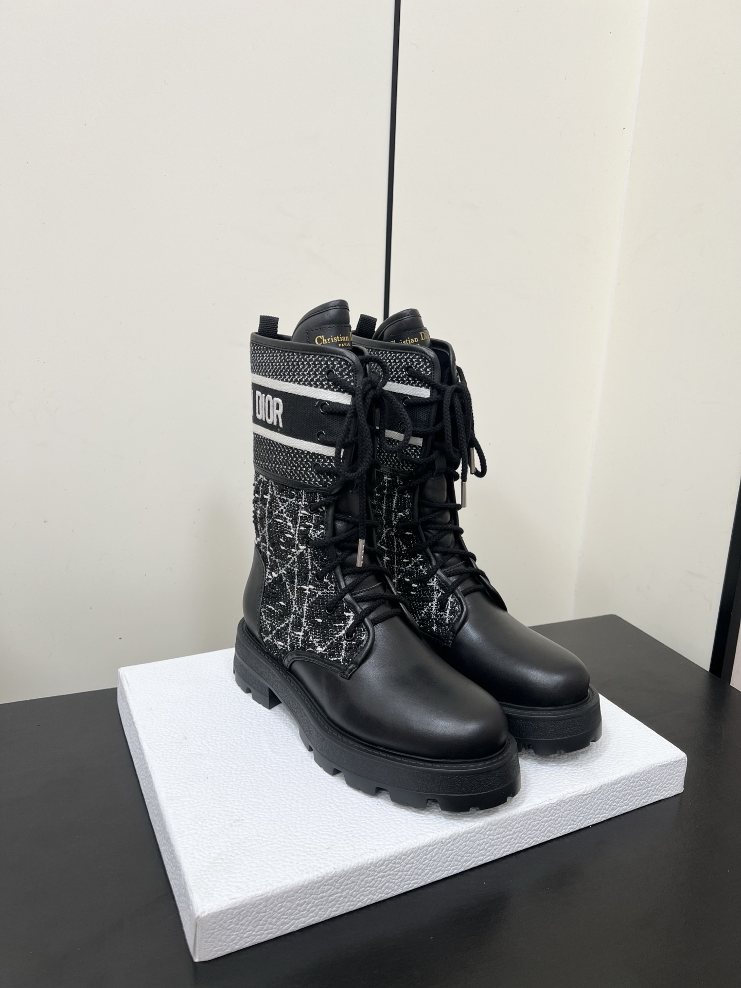 NO:562421,Dior Dior's latest autumn and winter style embroidered strappy Martin boots. The Empreinte boots have a 'CD' logo on the adjustable strap, highlighting the classic design. The enduring riding boot shape creates a casual yet elegant style. Classic and versatile. Fabric: Top imported cowhide/original embroidered fabric. Lining: Sheepskin outsole: Original open mold outsole Size:  35-41 (40.41 custom-made, non-refundable), boots, dior, dior, boots, cowhide, sheepskin19860909Dior迪奥 最新秋冬新款 刺绣绑带马丁靴短靴  Empreinte 靴子的可调节带上带有“CD”标志,彰显经典设计.经久不衰的马靴造型 打造休闲又不失优雅的风格 经典百搭  面料: 顶级进口牛皮/原版刺绣面料 内里: 羊皮大底: 原版开模大底 Size: 35-41（40.41定做不退换）,靴子,dior,dior,boots,cowhide,sheepskin,Women's Shoes