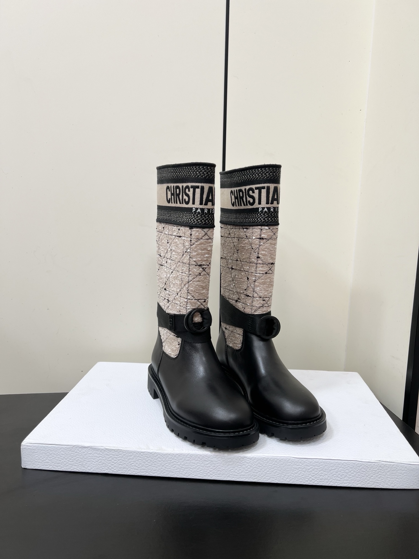 NO:562426,Dior Dior's new autumn and winter slip-on knight boots. New autumn and winter products, fashion and trends coexist. The original one-to-one customization with technical embroidery fabric 3D embroidery has a super three-dimensional effect. It is not an ordinary fly woven material. The price difference is several times. Those who know the stuff will know the fabric at a glance. Imported calfskin/technical fabric. Lined with cowhide. Outsole. Original molded TPU outsole. Thick sole 3cm. Forefoot 1.5cm.  Size 35-39 (40.41 custom-made, non-refundable), boots, dior, dior, boots, cowhide19860909Dior迪奥秋冬新品一脚蹬骑士靴 秋冬新品、时尚与潮流并存. 原版一比一定制搭配科技刺绣面料3D刺绣立体感超Ａ、不是普通飞织料,价格相差几倍,懂货的看一眼就知道面料 进口小牛皮/科技面料 内里牛皮里 大底原版开模TPU大底底厚后跟3cm前掌1.5cm 码数35-39（40.41定做不退换）,靴子,dior,dior,boots,cowhide,Women's Shoes