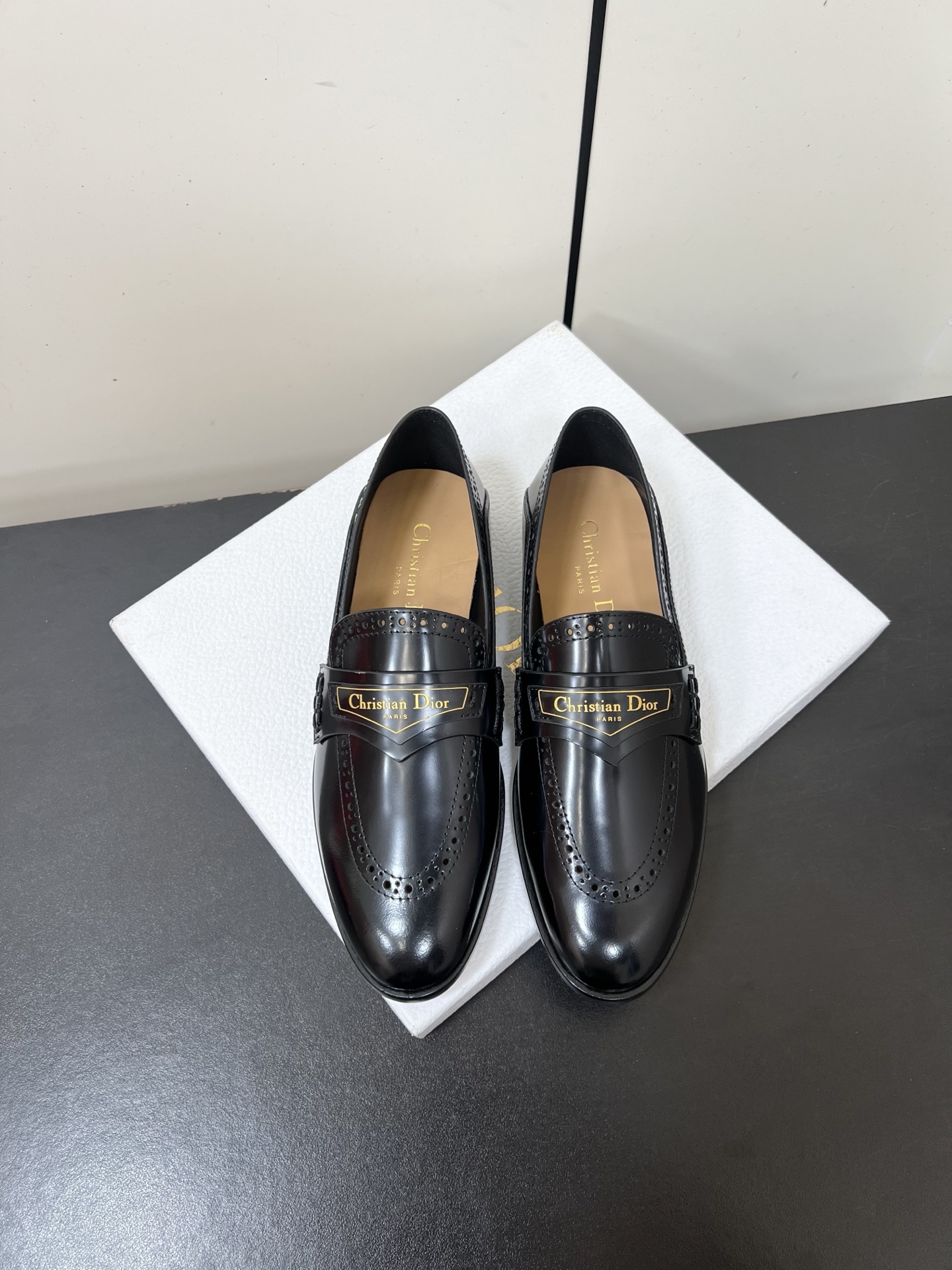 NO:562439,Dior Dior's new British-style unisex carved small leather loafers are super authentic, retro fashion classics. A new product created at the first major show of Paris Fashion Week. The inspiration is cleverly combined with the perfect shoe shape by D's chief designer. The exquisite carving craftsmanship makes it more advanced, and it is matched with brand buckles to make it more fashionable!  Can be stepped on, two fashionable ways to wear, two moods ^_^ Upper cowhide, lining water-dyed cowhide, sole genuine leather outsole size 35-40 40 customized non-returnable, loafers, dior, dior, loafers, cowhide, Leather soles19860909Dior迪奥新款英伦风中性雕花小皮鞋乐福鞋 版型超正,复古时尚经典单品 巴黎时装周第一场分量十足的大秀场打造的新品 灵感由D主设计师巧妙结合在完美鞋型上.精致雕花工艺,更显高级,搭配品牌搭扣,更显时尚！可踩跟,时尚两种穿法,两个心情^_^ 鞋面牛皮 内里水染牛皮 鞋底真皮大底 size35-40 40定制不退换,乐福鞋,dior,dior,loafers,cowhide,Leather soles,Women's Shoes