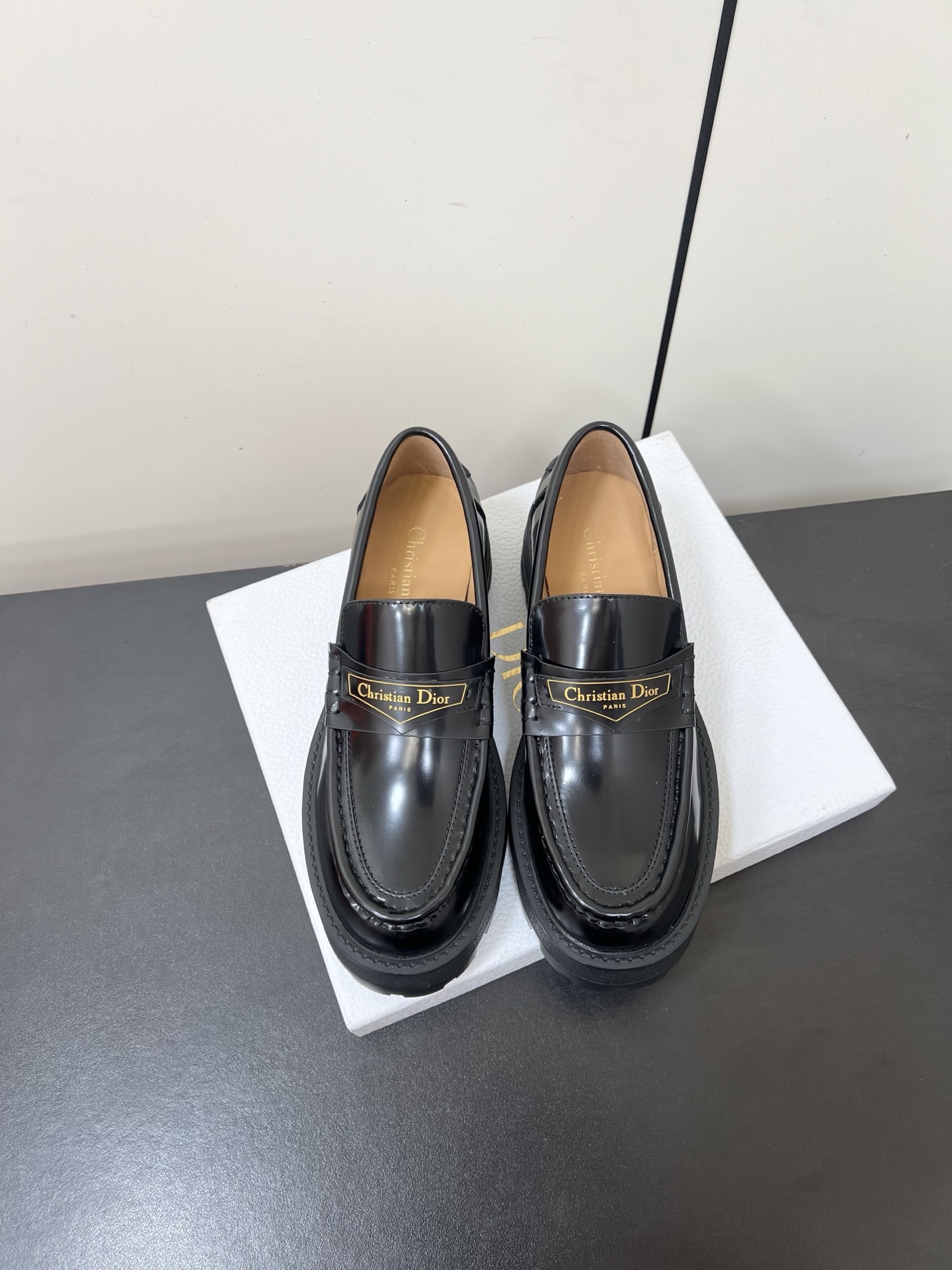 NO:562402,Dior open-edge beaded cowhide loafers are girly and sweet ~ double-strap design on the instep ~ you can freely adjust the comfort level ~ comfortable to the feet ~ super easy to wear and not picky ~ the upper feet are white and show small feet ~ the wrapping feeling is very good ~ versatile for commuting ~ wear barefoot or paired with mid-calf socks, long skirts, trousers, invincible beauty ~ super show temperament specific open-edge beaded cowhide material cowhide lining original molded bottom  Size35-39 (40 customized, non-refundable), loafers, dior, dior, loafers, skirts, cowhide19860909Dior迪奥开边珠牛皮乐福鞋 少女感哇塞小巧又甜美～脚背上双带字设计～可自由调节舒适度～脚感舒适～超级好穿不挑人～上脚显白显小脚～包裹感非常好～通勤百搭～光脚穿或搭配中筒袜、长裙子、裤子 都无敌美～超显气质 特定开边珠牛皮材质 牛皮内里 原版开模成型底 Size35-39（40定做不退换）,乐福鞋,dior,dior,loafers,skirts,cowhide,Women's Shoes