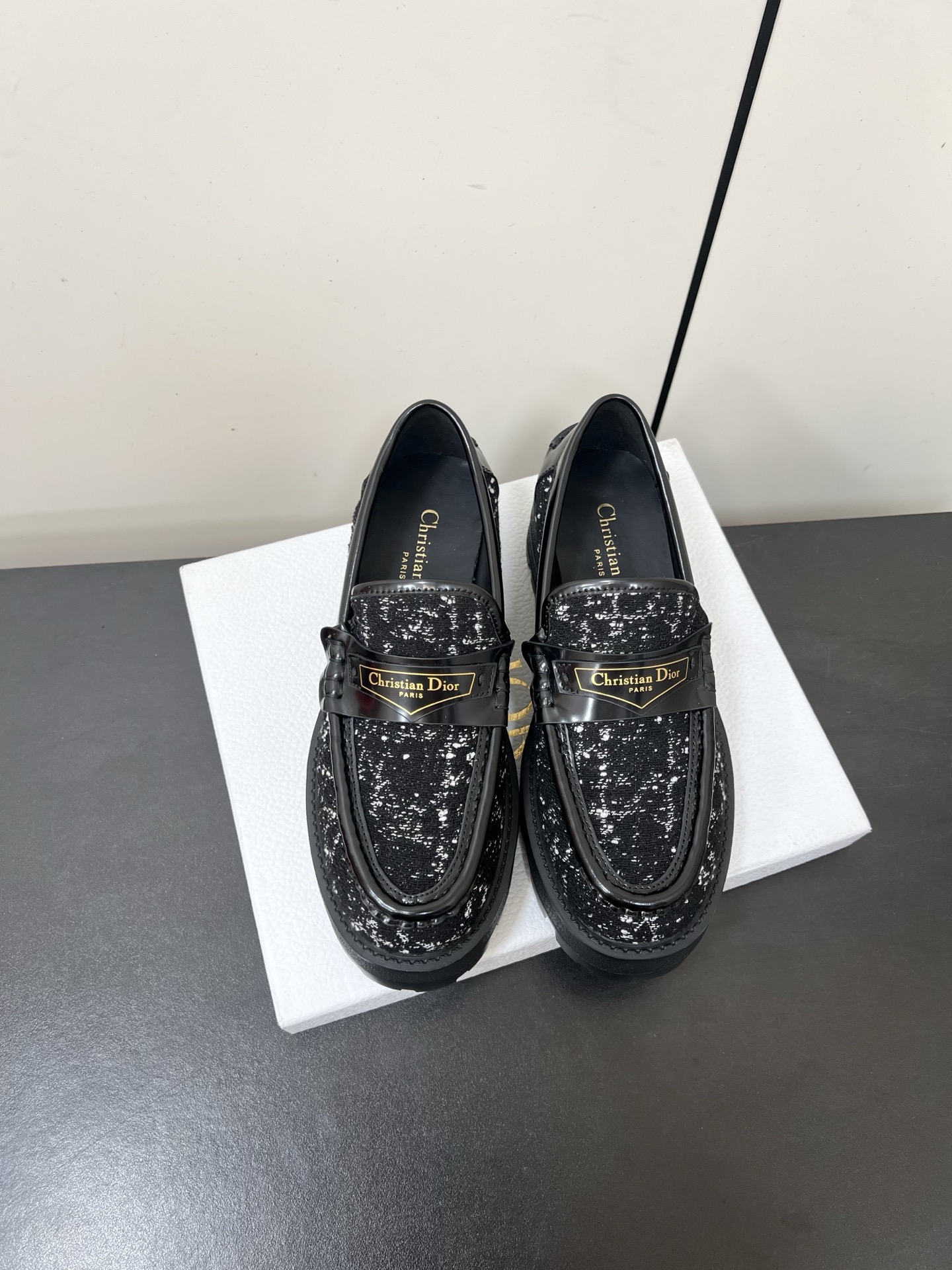 NO:562443,Dior embroidered loafers are girly and sweet. They are small and sweet. They are designed with double straps on the instep. You can freely adjust the comfort level. They feel comfortable on your feet. They are easy to wear and not fussy. They look white on your feet and make your feet look smaller. They have a very good wrapping feel. They are versatile for commuting. Wear them barefoot or with mid-calf socks, long skirts or trousers. They are invincible and beautiful. They show your temperament. Specific original technology embroidery. Cowhide lining. Original molded bottom.  Size35-39 (40 customized, non-refundable), loafers, dior, dior, loafers, skirts, cowhide19860909Dior迪奥刺绣乐福鞋 少女感哇塞小巧又甜美～脚背上双带字设计～可自由调节舒适度～脚感舒适～超级好穿不挑人～上脚显白显小脚～包裹感非常好～通勤百搭～光脚穿或搭配中筒袜、长裙子、裤子 都无敌美～超显气质 特定原版科技刺绣 牛皮内里 原版开模成型底 Size35-39（40定做不退换）,乐福鞋,dior,dior,loafers,skirts,cowhide,Women's Shoes