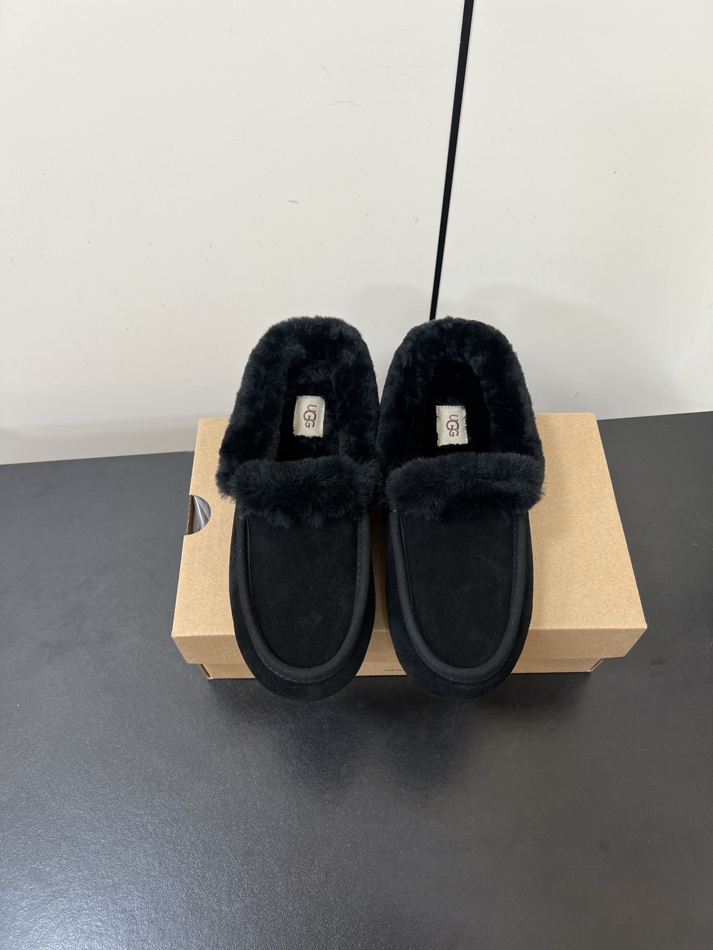 NO:562430,UGG oily new autumn and winter new series of casual shoes Ansley Ansley Mules, fashionable and comfortable shallow flat-soled slip-on casual loafers, classic suede cowhide with 10mm wool lining, insole, suede collar, soft and comfortable, decorated with UGG classic heat embossed brand logo on the back, full of texture, light rubber thin sole, non-slip, wear-resistant and comfortable  Size 35-39 (40 made to order, non-refundable), half-shoes, loafers, cowhide19860909UGG油叽叽秋冬新款 便鞋新生系列Ansley安思丽穆勒鞋 时尚舒适浅口平底一脚蹬休闲乐福鞋 经典翻毛牛皮搭配10毫米羊毛里衬 鞋内底 翻毛领 茸软舒适 后侧饰有UGG经典热压花品牌徽标 质感满满 轻盈橡胶薄底 防滑耐磨且舒适 Size35-39（40订做不退换）,半拖毛毛鞋,loafers,cowhide,Women's Shoes