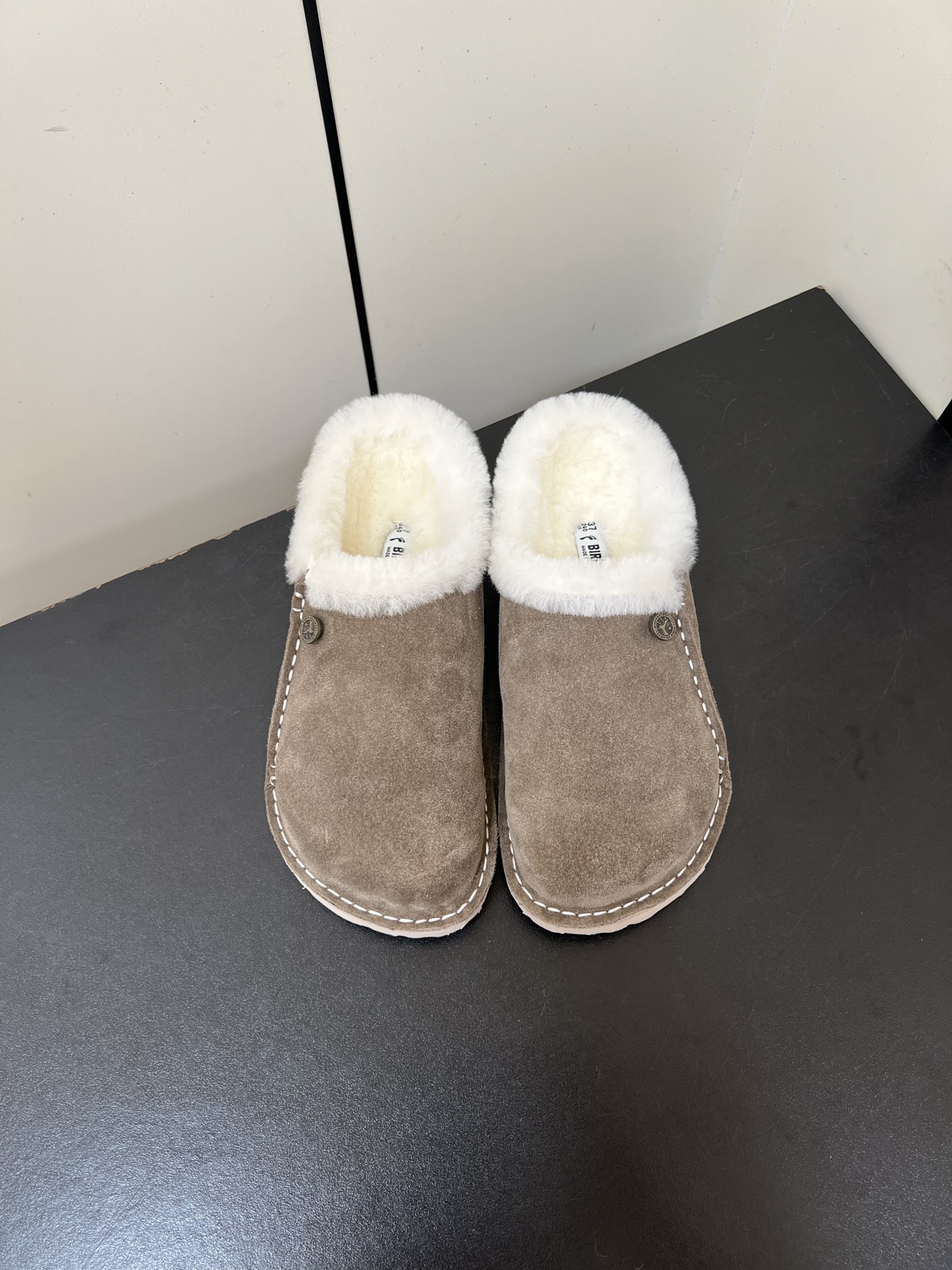 NO:562435,BIRKENSTOCK Birkenstock toe-toe furry slippers with velvet cork outer wear Buckley Shearling series, the classic Birkenstock series, is strongly launched. A brand is a shoe type. Its structure is based on ergonomic design, allowing the foot to be completely liberated and comfortable, so the structure of the footbed completely fits the curvature of the foot. Fabric suede, lining wool, footbed cork latex, sole lightweight EVA outsole, with good shockproof and cushioning properties  Size#35-40 (40 is custom-made and non-refundable), half-flop woolen shoes, birkenstock, slippers19860909BIRKENSTOCK 勃肯包头毛毛拖鞋加绒软木外穿Buckley Shearling系列 万年经典勃肯强势推出,一个品牌就是一个鞋子类型,其构造鉴于人体工学设计,让脚完全解放舒适打 造的,所以其脚床的构造完全贴合脚的弧度. 面料反毛皮 内里羊毛 脚床软木乳胶 鞋底轻便EVA大底,具有良好的防震,缓冲性 Size#35-40（40 订做不退换）,半拖毛毛鞋,birkenstock,slippers,Women's Shoes