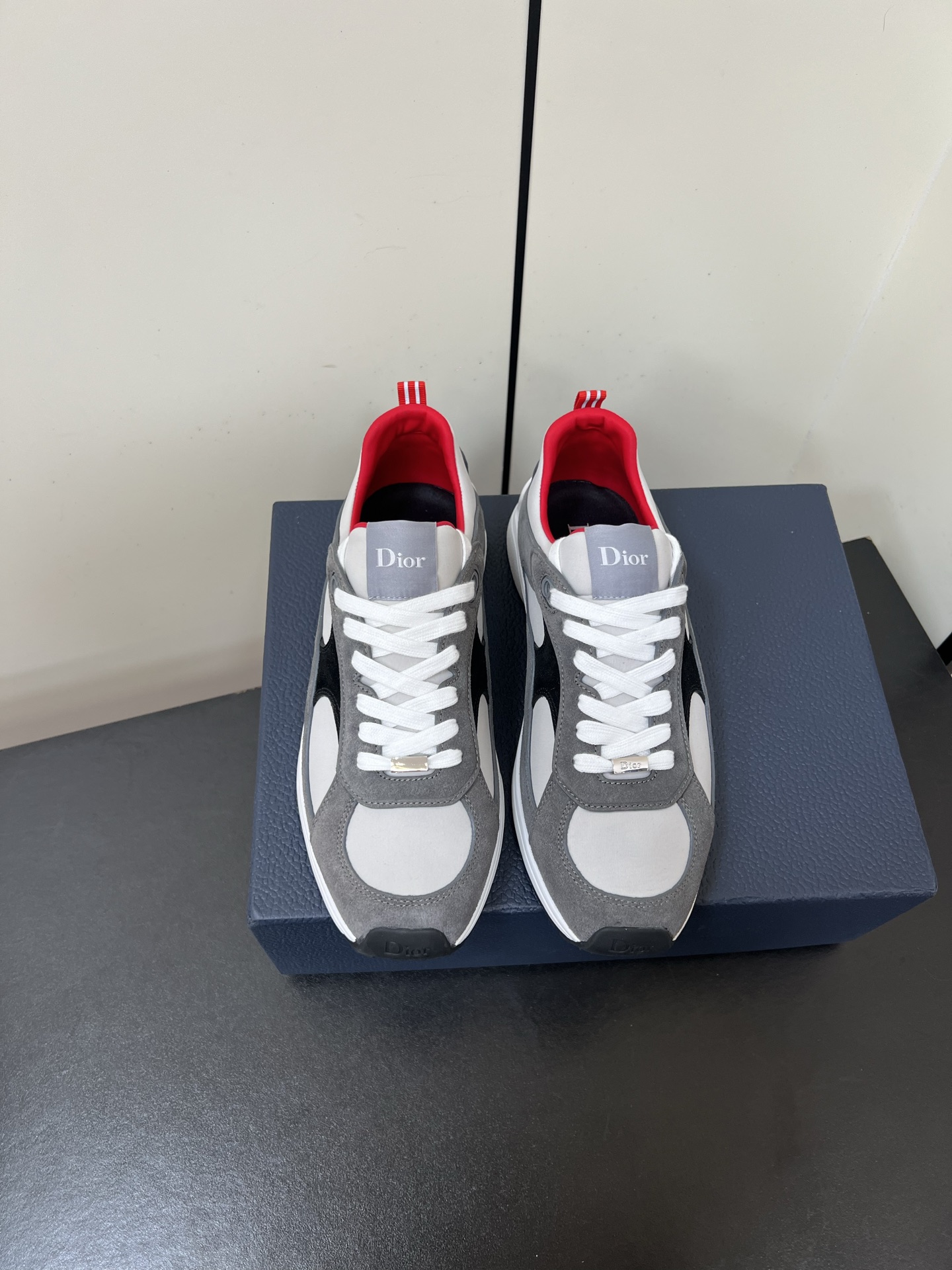 NO:564068,Men's Dior Dior's latest catwalk Mile series casual sneakers. Original purchase, development and production. The design manuscript of this Dior 26SS show item Mile sneakers has been released. It was created by creative director Jonathan Anderson for the 2026 spring and summer (SS26) series. The manuscript outlines the shoe shape with simple lines, and the unique structure reveals creative ideas. Exquisite packaging at the delivery counter. Fabric: Original customized cowhide + mesh. Interior:  Imported breathable mesh sole: original open-molded rubber foam material, sole thickness 2.5cm, couple size 35-45 (40 for women, 45 for men, customized, non-returnable), casual shoes/sports shoes, dior, dior, sneakers, cowhide19860909男款Dior迪奥 最新 走秀款Mile系列 休闲 运动鞋 原版购入开发 做货 这款Dior 26SS 秀场单品 Mile 运动鞋设计手稿释出,由创意总监 Jonathan Anderson 操刀,为2026 春夏（SS26）系列打造,手稿以简洁线条勾勒鞋型,独特结构初现创意巧思 配送专柜精美包装 面料 : 原版定制牛皮+网面 内里 : 进口透气网里 鞋底 : 原版开模橡胶发泡材质 底厚 2.5cm 情侣款35-45（女40男45定制不退换）,休闲鞋/运动鞋,dior,dior,sneakers,cowhide,Women's Shoes