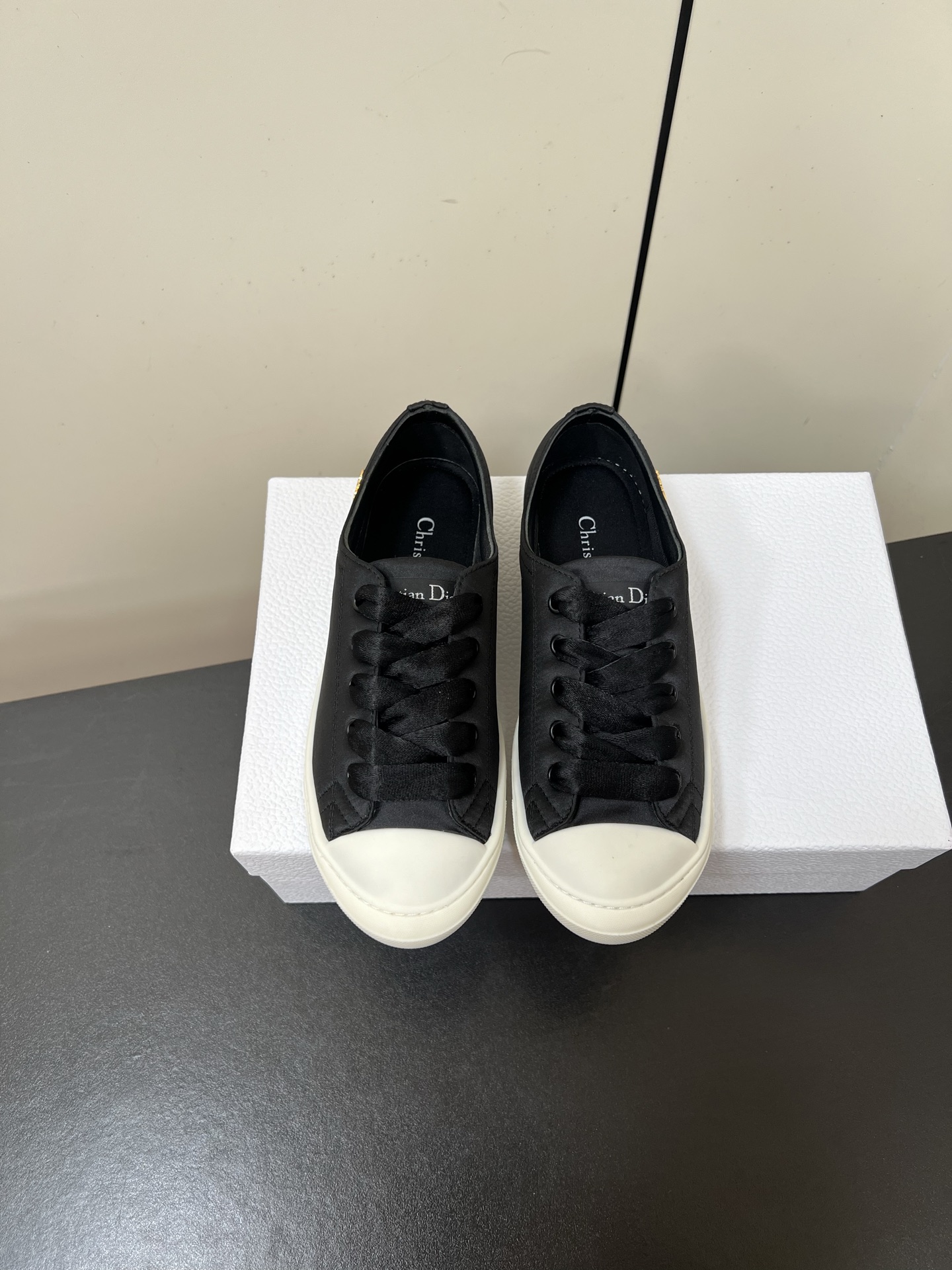 NO:564062,Dior Dior D-Lucky silk satin casual shoes, lace-up suede CD letter buckle versatile white shoes. These Dior Lucky sneakers are from the Dioriviera limited series, showing elegance. Silk satin/suede fabric upper, decorated with gold-finished metal Christian Dior Paris logo on the side, with same-tone satin wide laces, highlighting the retro style. Round toe, with Christian Dior Paris decoration  The iconic white thin rubber sole can add a high-end style to various casual looks, and can also be matched with other items in Dioriviera's limited series. Upper silk satin/suede, inner foot pad original breathable mesh/sheepskin, sole original molded TPU rubber outsole   Size 35-39 (40 customized, non-refundable), casual shoes/sports shoes, dior, dior, sneakers, sheepskin, real silk, chamois leather19860909Dior 迪奥D-Lucky真丝缎面休闲鞋系带麂皮CD字母扣百搭小白鞋 这款 Dior Lucky 运动鞋来自Dioriviera限定系列,彰显优雅气质.真丝缎面/麂皮面料鞋面,侧面饰以金色饰面金属Christian Dior Paris 标志,搭配同色调缎面宽鞋带,突显复古风情.圆形鞋头,搭配饰以Christian Dior Paris 标志的白色纤薄橡胶鞋底,可为各式休闲造型增添高订风范,也可与Dioriviera限定系列的其他单品搭配. 鞋面真丝缎面/麂皮 内里垫脚原版透气网/羊皮 鞋底原版开模TPU橡胶大底 码数35-39（40定做不退换）,休闲鞋/运动鞋,dior,dior,sneakers,sheepskin,real silk,chamois leather,Women's Shoes