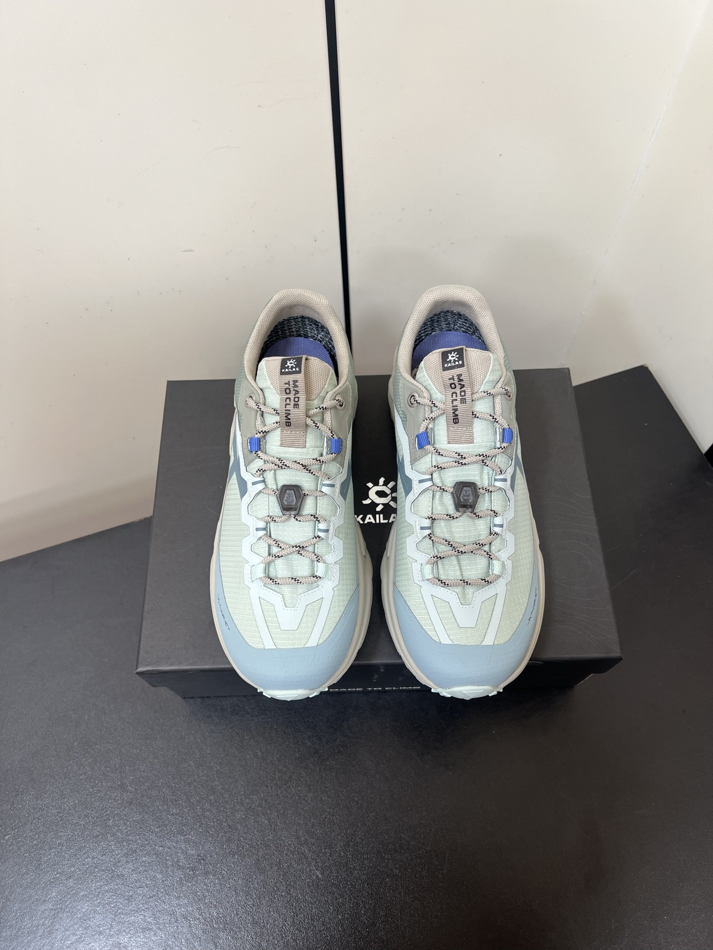 NO:564074,Men's KAILAS Mountain Hiking-2, comfortable, simple, classic mountaineering, non-slip, wear-resistant and waterproof, low-cut hiking shoes!  Chasing the horizon, one step at a time, Mountain Travel-2 GTX Couple Model is equipped with a Vibram wet non-slip outsole to provide excellent traction, a lightweight high-elastic midsole to relieve long-distance fatigue, and a GORE-TEX inner boot design to keep your feet dry - this is the ideal choice for your summer adventures. Engineered mesh and environmentally friendly knitted yarn create a breathable and dust-proof fit experience, especially suitable for fast hiking and ultra-light crossing. Whether crossing mountain streams or speeding through forest trails, KAILAS  Shanxing's -2 GTX is designed for the brave. :35-45 (40 for women and 45 for men, non-refundable), casual shoes/sports shoes, boots, sneakers19860909男凯乐石KAILAS 山行-2 舒适简约经典登山 防滑耐磨防水 低帮 徒步鞋！ 追逐地平线,一步一个脚印 山行-2 GTX 情侣款 配备Vibram湿地止滑大底带来卓越抓地力,轻量高弹中底缓解长距离疲劳,GORE-TEX内靴设计保持双脚干爽——这正是你夏日探险的理想之选. 工程网布搭配环保针织纱线,打造透气防尘的贴合体验,特别适合快速徒步和超轻量穿越. 无论穿越高山溪流还是疾行森林小径, KAILAS 山行的-2 GTX专为勇者而生. :35-45(女40. 男45不退换）,休闲鞋/运动鞋,boots,sneakers,Women's Shoes