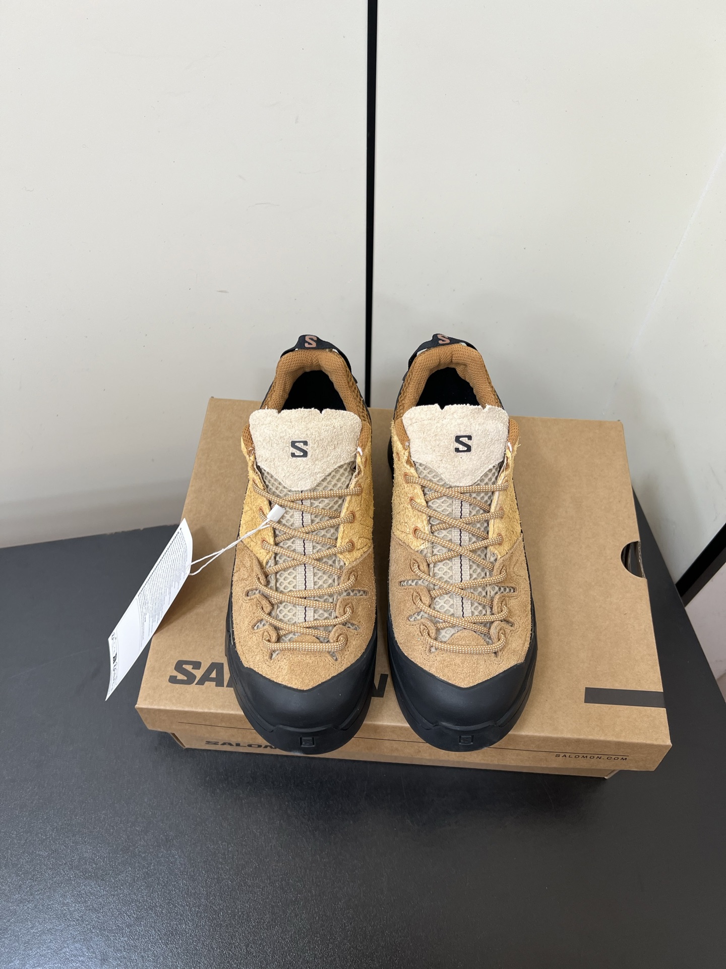 NO:564081,Salomon x-alp hiking shoes Salomon's products are known for their excellent quality and unique design, focusing on product functionality and durability while taking into account fashion. This hybrid model features a premium design including a long suede upper, rubber toe cap, and side power straps to protect your feet in all terrains while offering superior mountaineering-inspired functionality. This latest model features a cool green colorway, 30 open mesh, embroidered details, and flat laces for a cool look. It's a premium model that's understated yet eye-catching. Upper Niujing Mesh lining Outsole Original molded outsole SIZE35-45 (40 for women and 45 for men, customization is not returnable), casual shoes/sports shoes, loro piana, sneakers19860909Salomon x-alp登山鞋 Salomon 的产品以卓越的品质和独特的设计著称,注重产品的功能性和耐用性,同时兼顾时尚感.X-ALP SUEDE 是一款扎根于 Salomon 登山历史的鞋款,其灵感源自适合穿越岩石地形和山路的登山鞋. 这款混合鞋款采用优质设计,包括长绒面革鞋面、橡胶鞋头和侧边动力带,可在各种地形中为您的双脚提供保护,同时兼具源自登山运动的卓越功能性.这款最新款采用靓丽的绿色配色、30 开放式网眼、刺绣细节和扁平鞋带,打造酷炫外观.这是一款低调却又引人注目的优质鞋款. 鞋面牛京 内里网布 大底原版开模大底 SIZE35-45（女40男45定制不退换）,休闲鞋/运动鞋,loro piana,sneakers,Women's Shoes