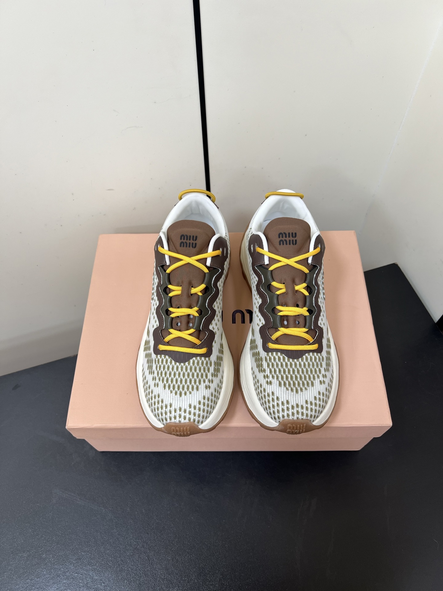 NO:564093,MiuMiu Miu Miu's latest retro thick-soled fly-knit casual sneakers. Original purchase, development and production. This bold technical fabric sneaker full of personality stands out for its lines and dynamic soles, embodying the essence of Miu Miu's sports. Exquisite packaging at the delivery counter. The fabric is original and customized. Imported technology fly-knit material. The inner lining is breathable mesh. Heel height is 5cm. The sole is original open-molded foam rubber outsole.  Size35-39 (40 customized, non-refundable), casual shoes/sports shoes, miumiu, sneakers19860909MiuMiu缪缪最新复古厚底飞织休闲运动鞋 原版购入开发 做货 这款充满个性的大胆技术面料运动鞋因其线条和动态鞋底而脱颖而出,体现了Miu Miu的运动精髓 配送专柜精美包装 面料原版定制进口科技飞织材质 内里垫脚透气网 跟高5cm 鞋底原版开模发泡橡胶大底 Size35-39（40定制不退换）,休闲鞋/运动鞋,miumiu,sneakers,Women's Shoes