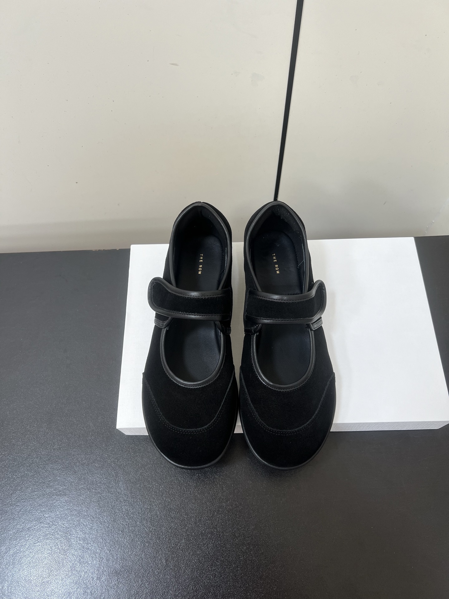 NO:564199,the row retro simple Mary Jane shoes!  It is said that these are the most beautiful Mary Jane shoes of the year, with French elegance, high-end and fashionable, both salty and sweet, artistic and temperamental!  A piece that can be worn in all seasons, with buckle design, easy to wear and good-looking, a global classic by Feng Mo. The soft and delicate sheepskin fabric makes this Mary Jane immediately unique and very textured. The fabric is imported high-quality cow suede and the lining is soft sheepskin. Outsole: Original rubber outsole Size: #35-40 (customized for 40, non-refundable), Mary Jane, mary jane, sheepskin19860909the row 复古简约玛丽珍鞋！ 据说这是本年度最美丽的玛丽珍奶奶鞋,法式优雅气质在线、高级又时髦,可盐可甜,文艺又气质！ 四季可穿的单品,挂扣设计,好穿又好看,风魔全球经典著作,柔软细腻羊皮面料让这款玛丽珍立马变得与众不同,非常的有质感. 面料进口优质牛反绒 内里垫脚柔软羊皮 大底: 原版橡胶大底 Size:#35-40(40定做不退换）,玛丽珍,mary jane,sheepskin,Women's Shoes