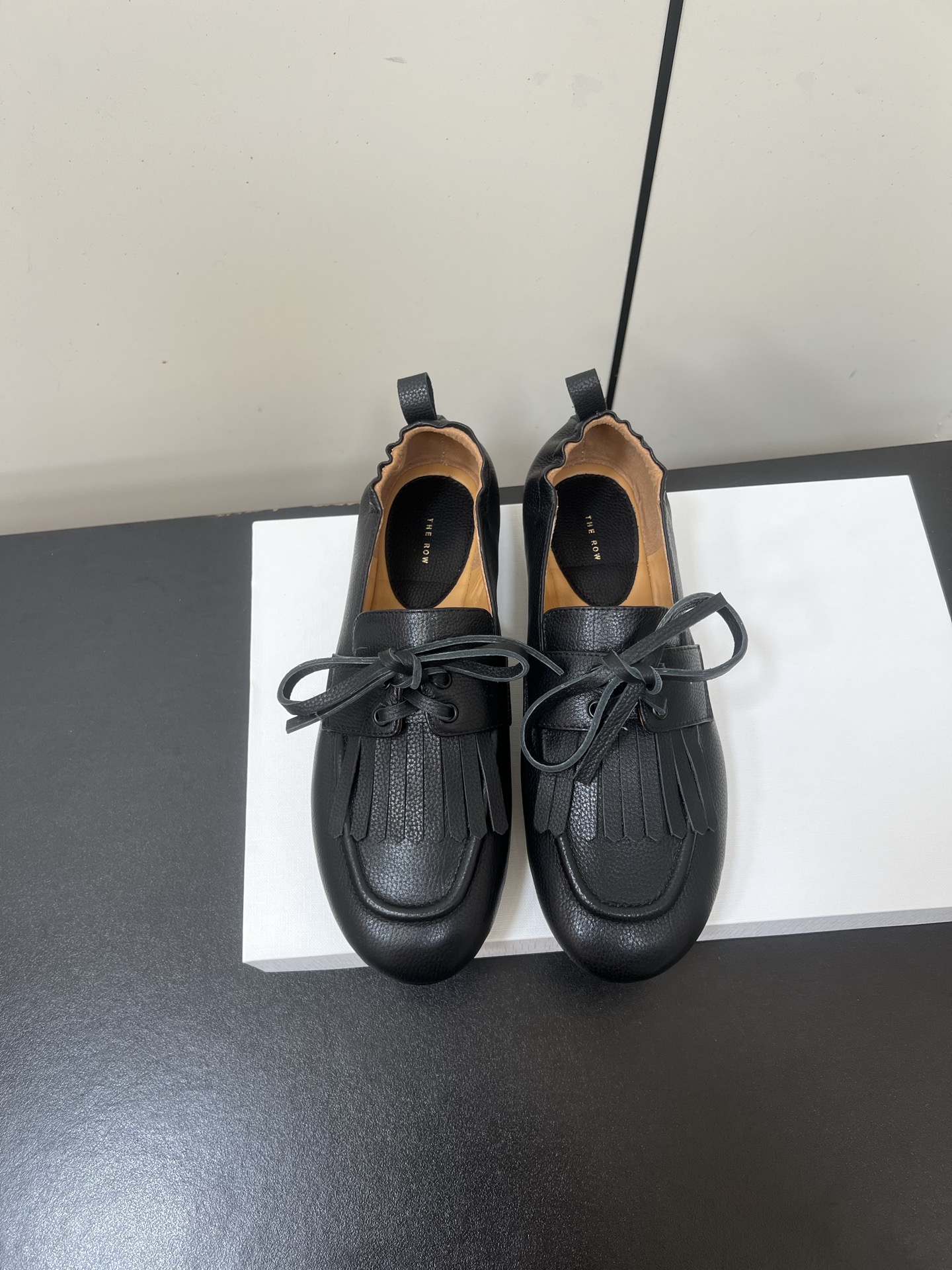 NO:564167,The tasseled elasticated loafers of 2018 are simply a classic style. The Row is a brand whose designs every season are eye-catching and unforgettable. When it comes to color choices, black is definitely the best choice for all-matching. You can always trust TR for the comfort of the shoes. The shoes are soft, very comfortable to wear, and don’t wear your feet. You can also step on the heel and wear them as slippers. There are two ways to wear a pair of shoes. It’s really worth it!  The shoe last is particularly elegantly designed, and the clever embellishment of the small tassels is really the finishing touch!  This kind of design is both grand and high-end. It will definitely make people’s eyes shine when you wear it!  Material information - upper with small pebbled cowhide, lining/foot pads: cashmere, outsole: high-density rubber outsole, size 35-40 (40 customized, non-refundable), loafers, loafers, slippers, cowhide19860909年的流苏松紧乐福鞋,简直就是经典款式,TheRow这个品牌,每一季的设计都让人眼前一亮,难以忘怀.要是说颜色选择,那黑色绝对是百搭的不二之选. 鞋子的舒服度可以永远相信TR,鞋子软软的,穿着特别舒服,还不磨脚,你还可以踩着鞋跟把它当拖鞋穿,一双鞋有两种穿法,真是太值了！鞋楦设计得特别秀气,小流苏的巧妙点缀,真的是点睛之笔！这样的设计既大气,又不失高级感,穿出去肯定会让人眼前一亮！ 材质信息- 鞋面小荔枝纹牛皮 内里/垫脚:羊绒 大底:高密度橡胶大底 尺码35-40（40定制不退换）,乐福鞋,loafers,slippers,cowhide,Women's Shoes