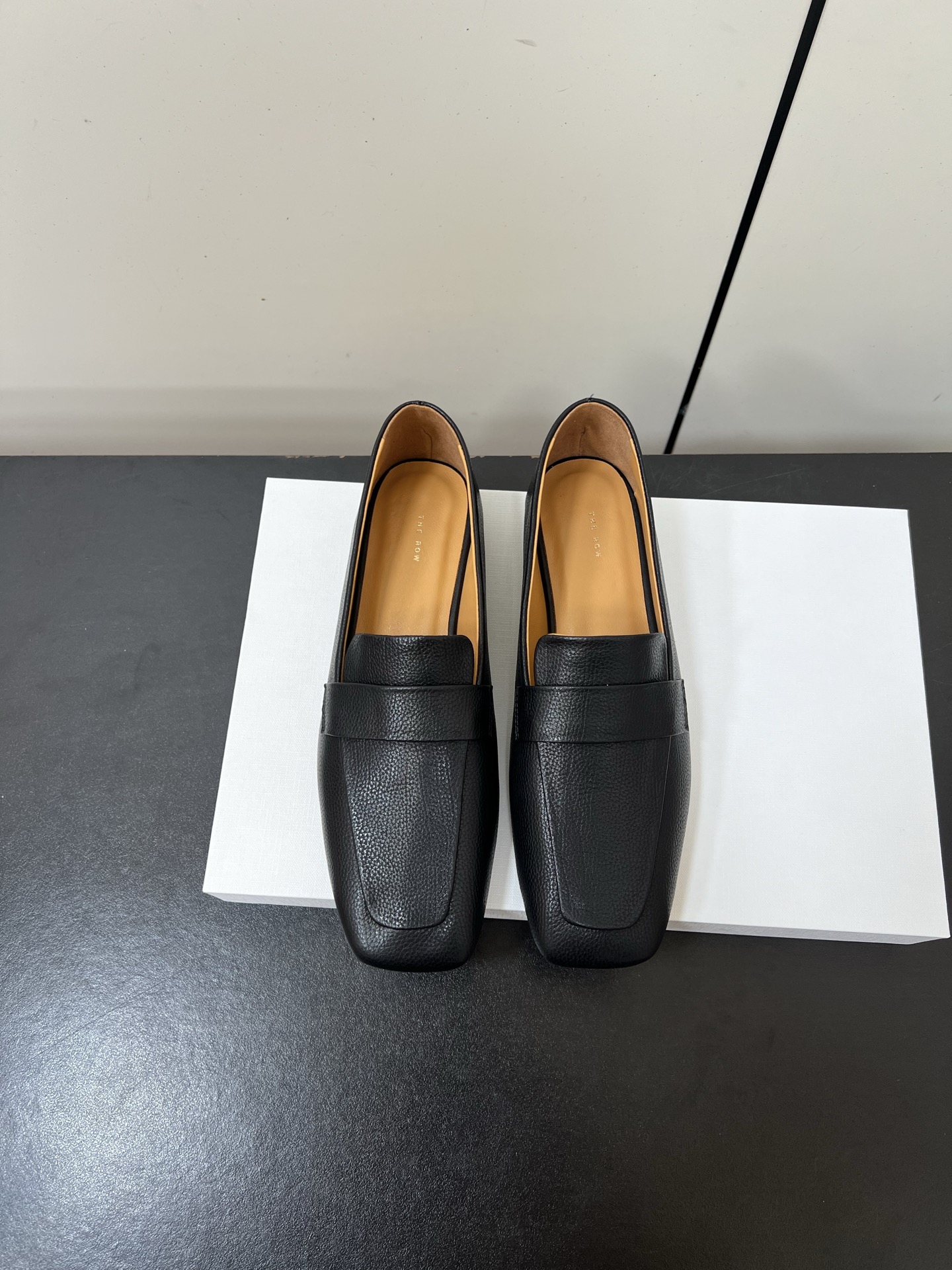 NO:564183,TheRow’s new square-toe loafers. This pair of loafers is simply a model of minimalist aesthetics!  The square toe design is neat and elegant, and it also modifies the foot shape, perfectly balancing fashion and comfort. When you put it on, you will instantly feel full of aura. The minimalist appearance does not have too many complicated decorations, but it has become the king of all-match styles with its smooth lines and exquisite workmanship. Paired with jeans, it is casual and comfortable, and with suit pants, it is smart and neat; paired with a jumpsuit, it shows elegance and can easily adapt to various occasions. Switch freely between different styles.  The fabric is made of original customized leather, the inner pads are all water-dyed cowhide, and the cowhide outsole is imported from Italy. Size 35/36/37/38/39/40 (40 non-refundable), loafers, loafers, jeans, business suit, cowhide19860909TheRow新品方头乐福鞋 这双乐福鞋简直是极简美学的典范！方头设计利落大气 又修饰脚型完美平衡了时髦感与舒适度穿上它 瞬间气场全开. 极简的外观没有过多繁杂的装饰,却凭借流畅的线条和精致的做工成为穿搭界的百搭之王.搭配牛仔裤 随性又自在,换上西装裤 干练又利落；搭配连衣,则尽显优雅气质轻松适配各种场合 在不同风格间自由切换. 面料采用原版定制皮料,内里垫脚均为水染牛皮,意大利进口牛皮大底 尺码35/36/37/38/39/40（40不退换）,乐福鞋,loafers,jeans,business suit,cowhide,Women's Shoes