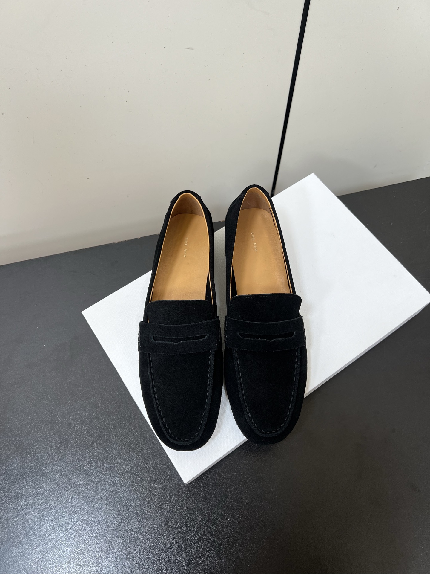NO:564191,therow 2025 ｜New suede loafers, slip on to start a casual daily life The Row's latest minimalist suede leather loafers Simple shoe shape Smooth lines interpret low-key luxury Suede material Delicate texture Gentle touch No need for cumbersome laces Lift your feet and go Easily create a lazy atmosphere Perfect fit Instantly improves the overall style  size35-40 (40 customized, non-refundable), loafers, loafers, chamois leather19860909therow 2025 ｜新品麂皮绒乐福鞋 一脚蹬开启随性日常 The Row最新极简风反绒皮乐福鞋 简约鞋型 流畅线条 诠释低调奢华 反绒皮材质 细腻质感 触感温柔 无需繁琐系带 抬脚即走 轻松拿捏慵懒氛围 完美适配 瞬间提升整体穿搭格调 size35-40（40定制不退换）,乐福鞋,loafers,chamois leather,Women's Shoes