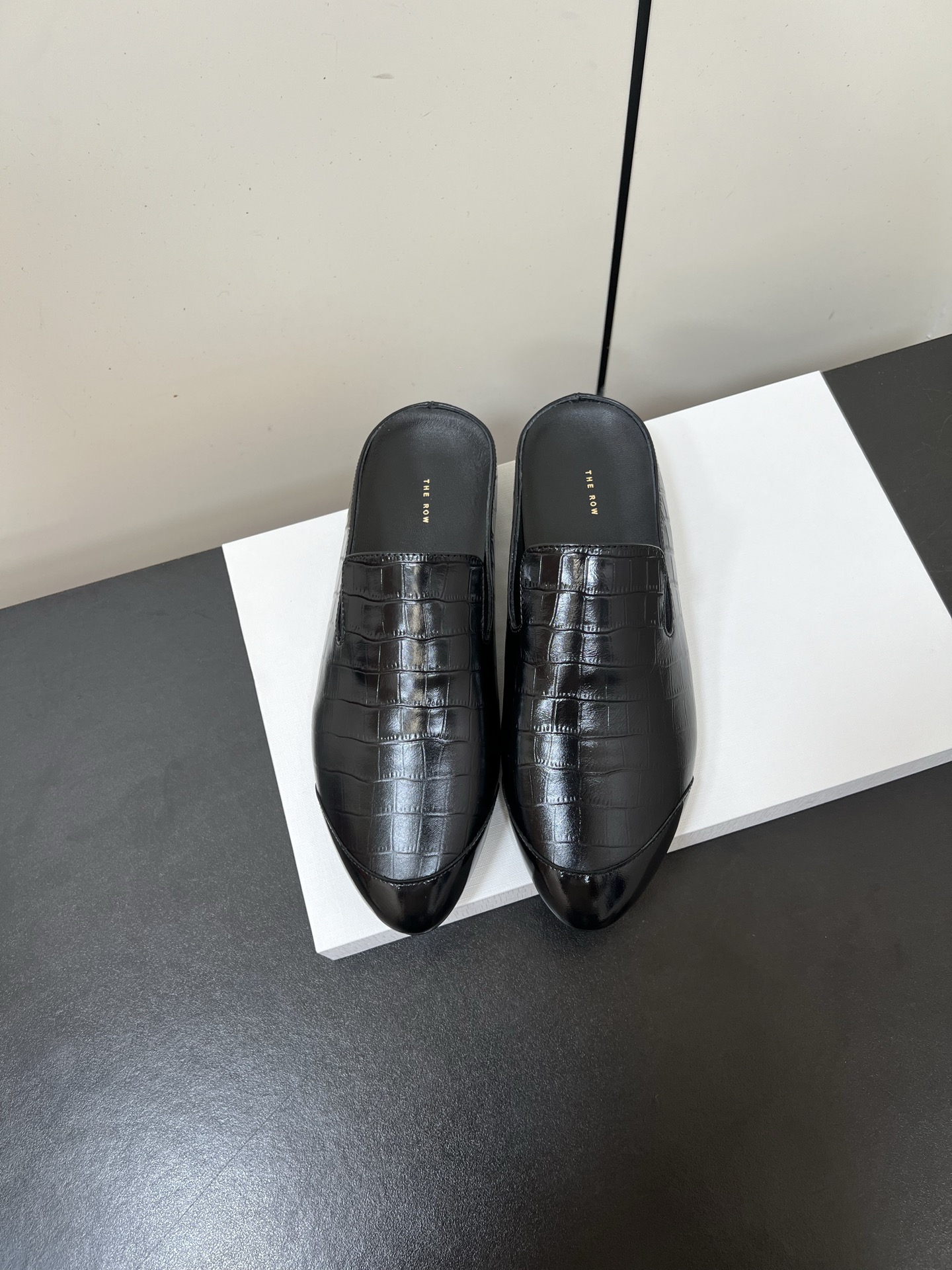 NO:564232,Therow pointed-toe crocodile pattern half-slip mules THE ROW has always been minimalist style!  This pair of mules comes with a relaxed filter, which makes anyone wear it high-end. The crocodile pattern embossed cow leather has a full texture and hidden secrets. The classic black and white color scheme is suitable for all dressing scenes. The pointed toe design has its own elegant attributes and can be worn by a lazy person. It can be used for commuting in a hurry or going shopping on weekends. The shoe shape is excellent for modifying the foot shape, making the feet slim and hiding the flesh. It is easy to achieve 'effortless fashion' ~ Fabric: Original custom imported crocodile pattern cowhide  Inner lining/foot: imported sheepskin Outsole: genuine leather outsole imported from Italy Size: 35-40 (40 is custom-made and non-refundable), half drag, cowhide, sheepskin, Leather soles19860909Therow尖头鳄鱼纹半拖穆勒鞋 THE ROW 一贯极简风格！这双穆勒拖自带松弛滤镜,谁穿谁高级.鳄鱼纹压花牛皮,质感拉满又暗藏小心机,经典黑白配色,适配所有穿搭场景.尖头设计自带优雅属性,一脚蹬的懒人穿法,通勤赶时间、周末逛gai都能秒出门,鞋型修饰脚型超绝,显脚瘦又藏肉,轻松拿捏“不费力的时髦感”～ 面料: 原版定制进口鳄鱼纹牛皮 内里/垫脚: 进口羊皮 大底: 意大利进口真皮大底 Size: 35-40（40定做不退换）,半拖,cowhide,sheepskin,Leather soles,Women's Shoes