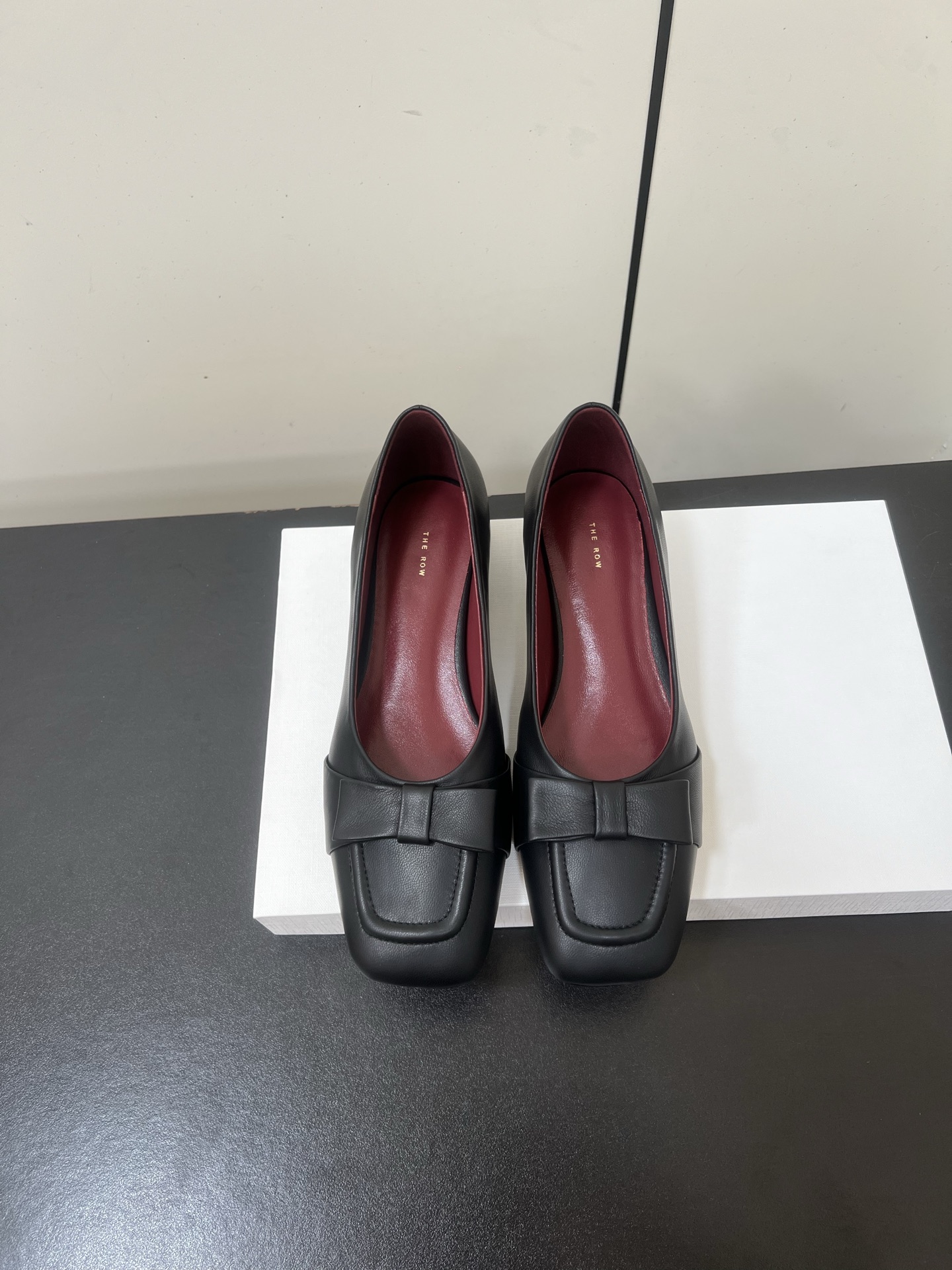 NO:564225,TheRow's latest square-heeled bow Mary Jane shoes are said to be the most beautiful Mary Janes of the year, with French elegance online, high-end and fashionable, salty or sweet, artistic and temperamental!  Whether it is paired with a short skirt and casual pants, or a short skirt and a windbreaker in autumn and winter, it is a perfect sense of luxury, full of femininity, and the gold heel is not tiring to wear. It is a single item that can be worn in all seasons, easy to wear and good-looking, a global classic of Feng Mo. The soft and delicate sheepskin fabric makes this Mary Jane immediately unique and very textured. The heel height is about 3cm. Upper: imported lambskin. Lining foot. Imported full-grain mixed sheepskin. Outsole:  Imported Italian double-layer leather sole forefoot Tpu injection molding combination outsole genuine leather bag heel 3cm, size 35/36/37/38/39/40 (40 non-refundable), single shoes Mary Jane, mary jane, skirts, shorts, sheepskin, gold19860909TheRow最新款方跟蝴蝶结玛丽珍单鞋 据说这是本年度最美丽的玛丽珍奶,法式优雅气质在线、高级又时髦,可盐可甜,文艺又气质！无论是搭配短裙配短裤休闲裤,还是秋冬配短裙配风衣,都是妥妥的高级感,女人味爆满,黄金跟高穿着不累 四季可穿的单品,好穿又好看,风魔全球经典著作,柔软细腻羊皮面料让这款玛丽珍立马变得与众不同,非常的有质感. 跟高大约3cm 鞋面: 进口小羊皮 内里垫脚 进口全粒面混种羊皮 大底: 进口意大利双层皮底前掌Tpu注塑组合大底真皮包跟3cm 尺码35/36/37/38/39/40（40不退换）,单鞋玛丽珍,mary jane,skirts,shorts,sheepskin,gold,Women's Shoes