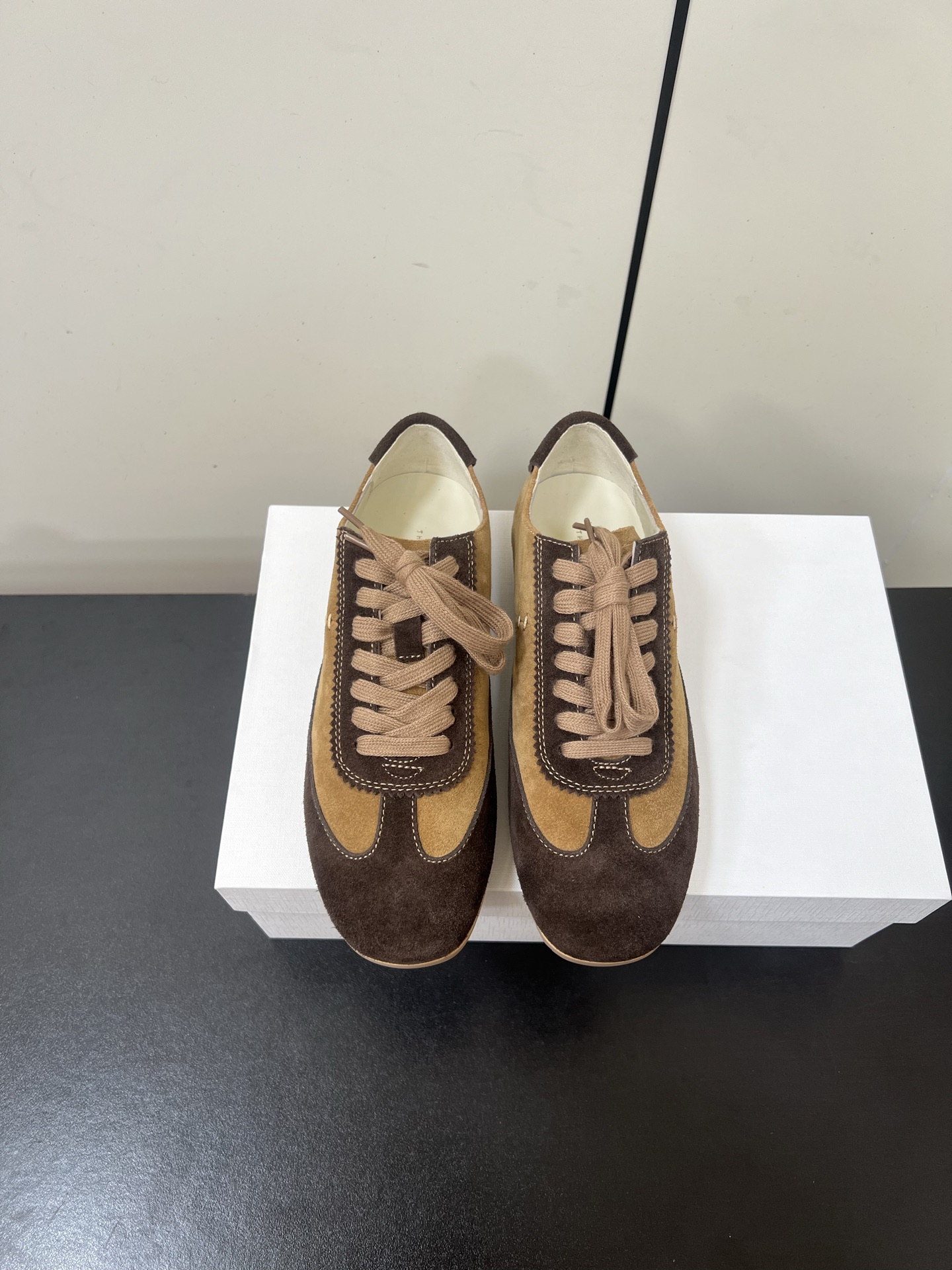 NO:564218,therow's 2025 new matte suede Leather Forrest Gump shoes, start your casual daily life with just one kick. The Row's latest minimalist style suede casual shoes, simple shoe shape, smooth lines, interpretation of low-key luxury, suede material, delicate texture, gentle touch, perfect fit, instantly improves the overall style of wearing, size35-40 (40 customizations are not returnable), casual shoes/sports shoes, sneakers19860909therow 2025新品磨砂反绒皮德训阿甘鞋 一脚蹬开启随性日常 The Row最新极简风反绒皮休闲鞋 简约鞋型 流畅线条 诠释低调奢华 反绒皮材质 细腻质感 触感温柔 完美适配 瞬间提升整体穿搭格调 size35-40（40定制不退换）,休闲鞋/运动鞋,sneakers,Women's Shoes