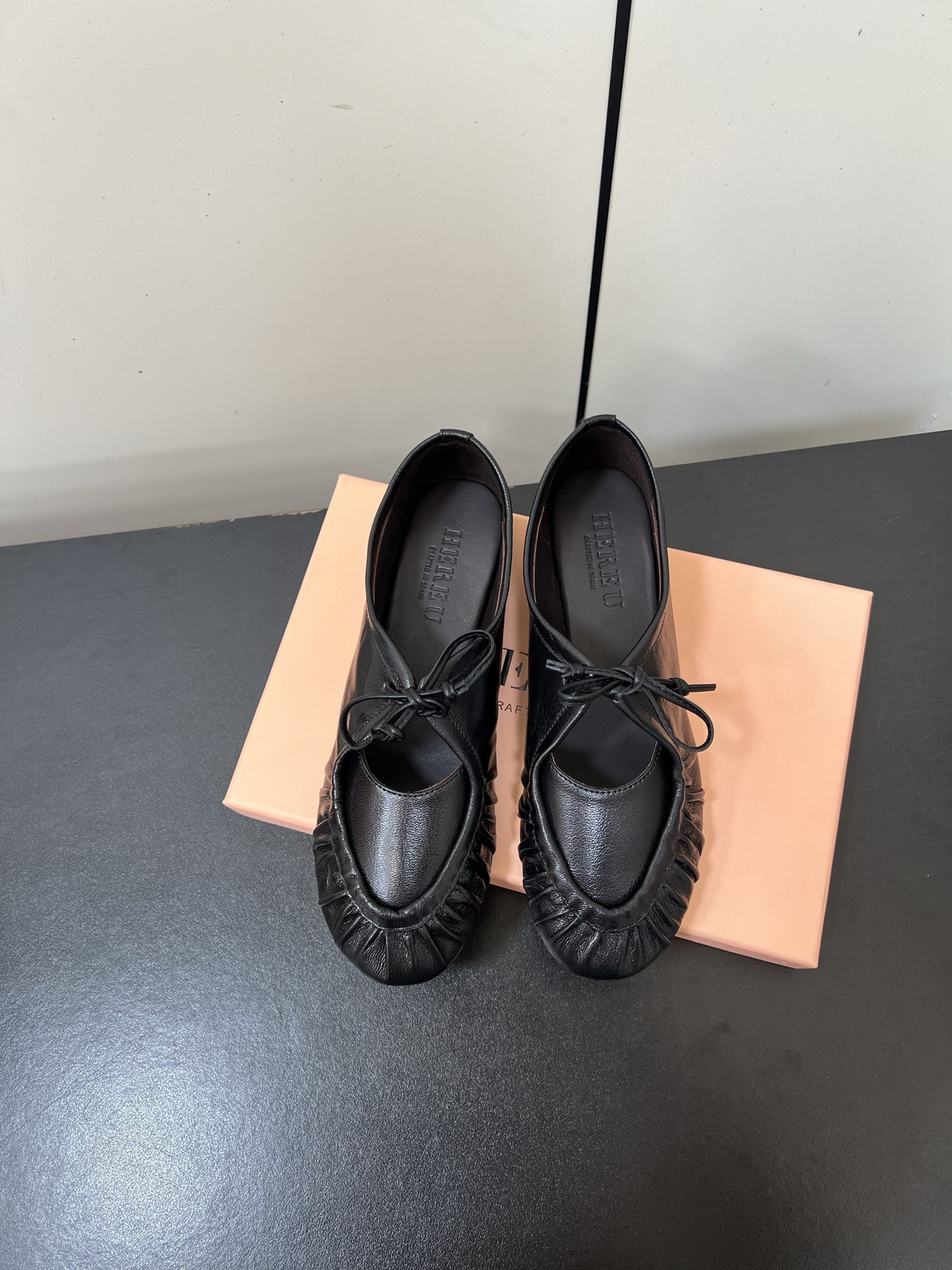 NO:564211,HEREU Spanish handmade retro pleated bow ballet flats hereu's ballet flats, the pleats and bow design are very innovative, refreshing and full of French retro style ~ Pair with socks ~ Handsome and fashionable ~ Sweet and sassy ~ Full of aura ~ Can hold any style... Lazy and casual yet high-end ~ A must-have item for daily commuting. Fabric imported sheepskin/sheep suede. Sheepskin lining. Outsole Italian leather injection molding.  Size35-40 (40 is custom-made and cannot be returned or exchanged), ballet shoes, flats, sheepskin, socks19860909HEREU西班牙手工坊复古褶皱蝴蝶结芭蕾舞平底鞋 hereu这款芭蕾舞平底鞋,褶皱加上蝴蝶结设计非常的有新意、既清爽又满满的法式复古风～上脚搭配袜子～帅气时髦～可甜可飒～气场十足～什么风格都能hold得住… 慵懒随意又不失高级～日常通勤必备单品 面料进口羊皮/羊反绒 内里羊皮 大底意大利真皮注塑大底 Size35-40（40定做不退换）,芭蕾舞鞋,flats,sheepskin,socks,Women's Shoes