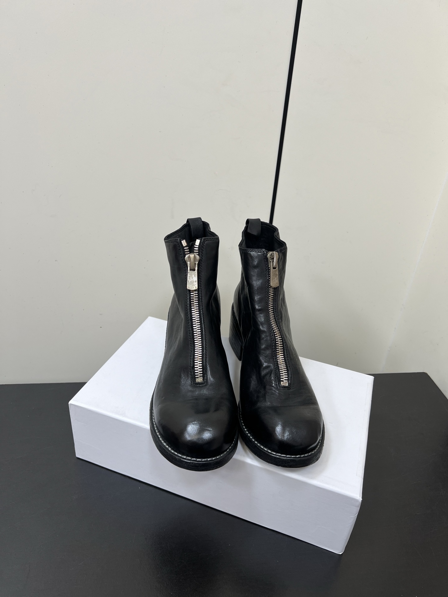 NO:577340,Guidi PL1 Heavy Vintage Washed Horseskin When fast fashion brands iterate on a weekly basis, Guidi adheres to the century-old hand-tanned leather and horseshoe heel craftsmanship, making each pair of boots a breathing skin. This persistence in 'slow craftsmanship' is the most powerful refutation of disposable culture. In the era of social media, it has become the code of the subculture community - from avant-garde fashion to dark aesthetics, countless creative people are still using Guidi to build visual languages.  Data shows that its value retention rate in the second-hand market continues to lead similar brands, and consumers vote with real money, proving that its value has never faded. The real 'tears of the times' are those fast-moving consumer goods that cater to short-term trends, and the decadent beauty tempered by Guidi over time has long surpassed the trend and become a living cultural heritage. It never exists for everyone, and for this reason, it always shines for those who need it. Where do the 'tears' come from?  Only precipitation.  Our factory completely restores the soul of Guidi - the whole shoe washing production process. The uppers are all made of raw horsehide imported from Italy, which is rich in oil and vegetable tannins. The combination of soles and uppers uses artificial Goodyear technology, making every pair of shoes reveal the craftsmanship.  The master's unique personality is followed by a heavy reward to invite an Italian colorist to teach the whole shoe, wash and dye it, then dry it, dry it in the shade for 7-15 days, then re-tan it to restore the leather, and then shape it again, making each pair of Guidi handmade shoes unique!  It is a timeless item that transcends time and space!   Style No. PL2 PL1 Size 35-40 40.41 Customized and non-refundable Colors Black White Red Starry Sky Gray Milk Tea Powder Nude Red Brown Olive Green (You can change the code, color or model, no refunds are supported) Pay attention to the cold-glued shoe version, cowhide imitation horsehide version, wood-veneer heel version, finished leather imitation washed version, etc.!  ,boots,boots,cowhide19860909Guidi PL1 重工复古水洗马皮 当快时尚品牌以周为单位迭代,Guidi坚持百年手工鞣革与马蹄跟工艺,让每双靴子都成为会呼吸的皮肤.这种对“慢工艺”的执着,正是对 disposable culture 最有力的反驳.在社交媒体时代,它更成为亚文化社群的暗号—— 从先锋时装到暗黑美学,无数创意人士仍在用Guidi构建视觉语言. 数据显示,其二手市场保值率持续领跑同类品牌,消费者用真金白银投票,证明其价值从未褪色.真正的“时代眼泪”是那些迎合短暂潮流的快消品,而Guidi用时间淬炼出的颓靡之美,早已超越潮流,成为活着的文化遗产. 它从不为所有人存在,也正因如此,始终为需要它的人闪耀.何来“眼泪”？唯有沉淀. 本厂完全还原guidi的灵魂——整鞋水洗制作流程,鞋面内里全部采用意大利进口马皮原胚,富含油脂和植物丹宁,鞋底与鞋面的组合则采用了人工固特异工艺,使得鞋子每一双都流露着匠人师傅独特的个性,然后再经过重酬邀请意大利调色师傅倾囊相授的整鞋水洗染色后经过晾干,7-15天阴干后再甩鼓复鞣恢复皮性,然后再次定型,使得每一双guidi手工鞋都是独一无二的！更是越穿越高级的永恒单品！  款号 PL2 PL1 码数35-40 40.41定做不退换 颜色黑色 白色 红色 星空灰 奶茶粉 裸色 红棕 橄榄绿 （可以换码换色换款,不支持退款） 注意甄别市场冷粘鞋版本,牛皮仿马皮版本,木头贴皮鞋跟版本,成品皮仿水洗版本等等！,靴子,boots,cowhide,Women's Shoes