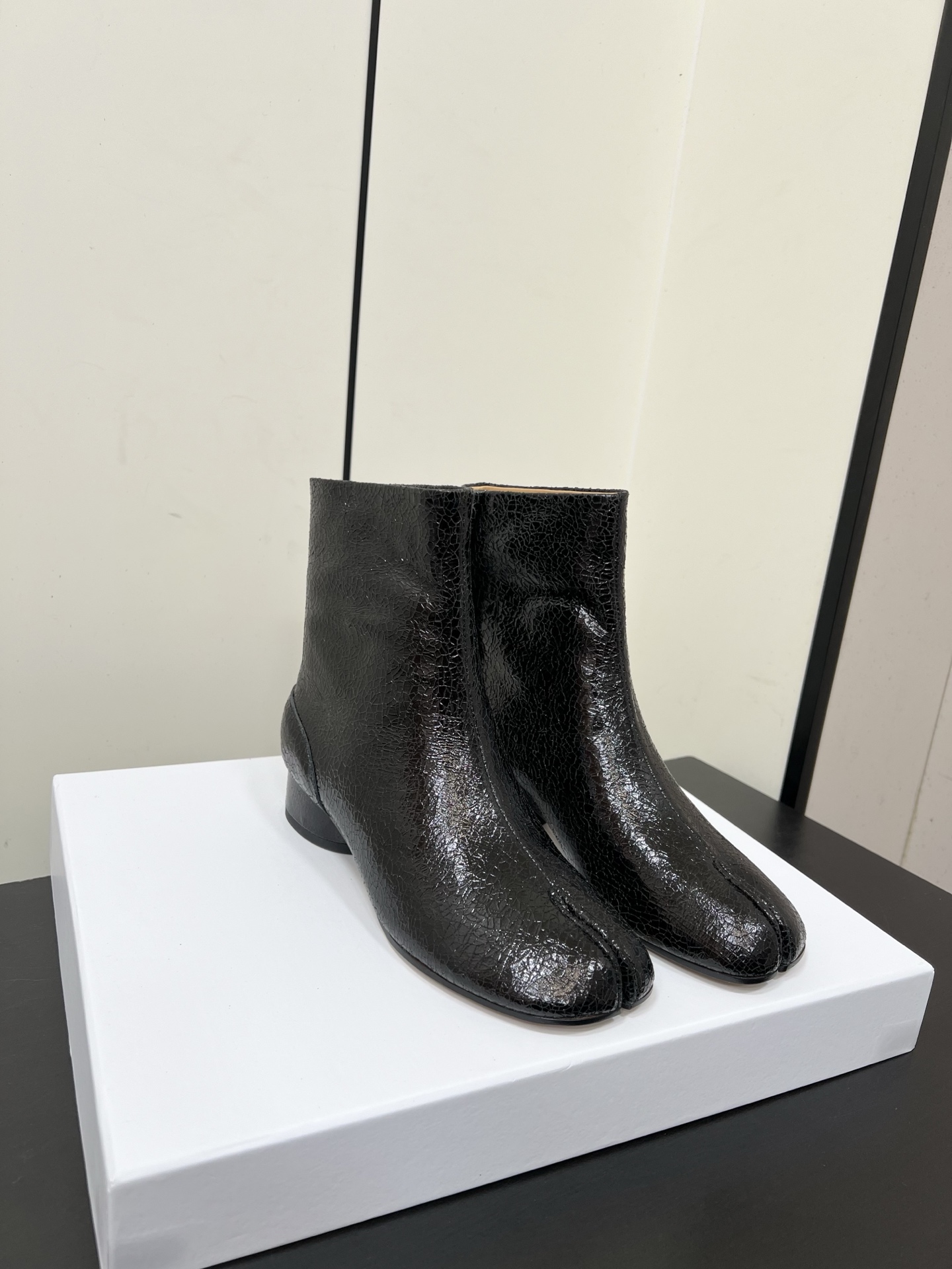 NO:577349,maisonmargiela MM6 split-toe Maisonmargiela classic split-toe boots are highly recognizable, perfect in comfort, and a timeless item that will never go out of style. Cracked sheepskin and cowhide soles!  Actual measurement of 3cm heel height, top quality 36-39 (35.41.42 customized, non-refundable), boots, masion margiela, masion margiela, boots, cowhide, sheepskin19860909maisonmargiela MM6分趾 马吉拉经典分趾靴 辨识度极高,舒适度满分,不会过时的决绝子单品 爆裂纹羊皮,牛皮鞋底！ 实测3cm跟高 顶级品质36-39（35.41.42定制不退换）,靴子,masion margiela,masion margiela,boots,cowhide,sheepskin,Women's Shoes