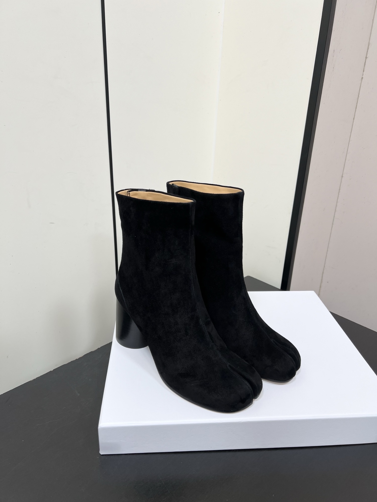 NO:577355,maisonmargiela MM6 split-toe Maisonmargiela classic split-toe boots are highly recognizable, perfect in comfort, and a timeless item. Original sheepskin, cowhide sole!  Actual measured heel height 7.5cm, top quality 36-39 (35.41.42 customized, non-returnable), boots, masion margiela, masion margiela, boots, cowhide, sheep19860909maisonmargiela MM6分趾 马吉拉经典分趾靴 辨识度极高,舒适度满分,不会过时的决绝子单品 原版羊猄,牛皮鞋底！ 实测7.5cm跟高 顶级品质36-39（35.41.42定制不退换）,靴子,masion margiela,masion margiela,boots,cowhide,sheep,Women's Shoes
