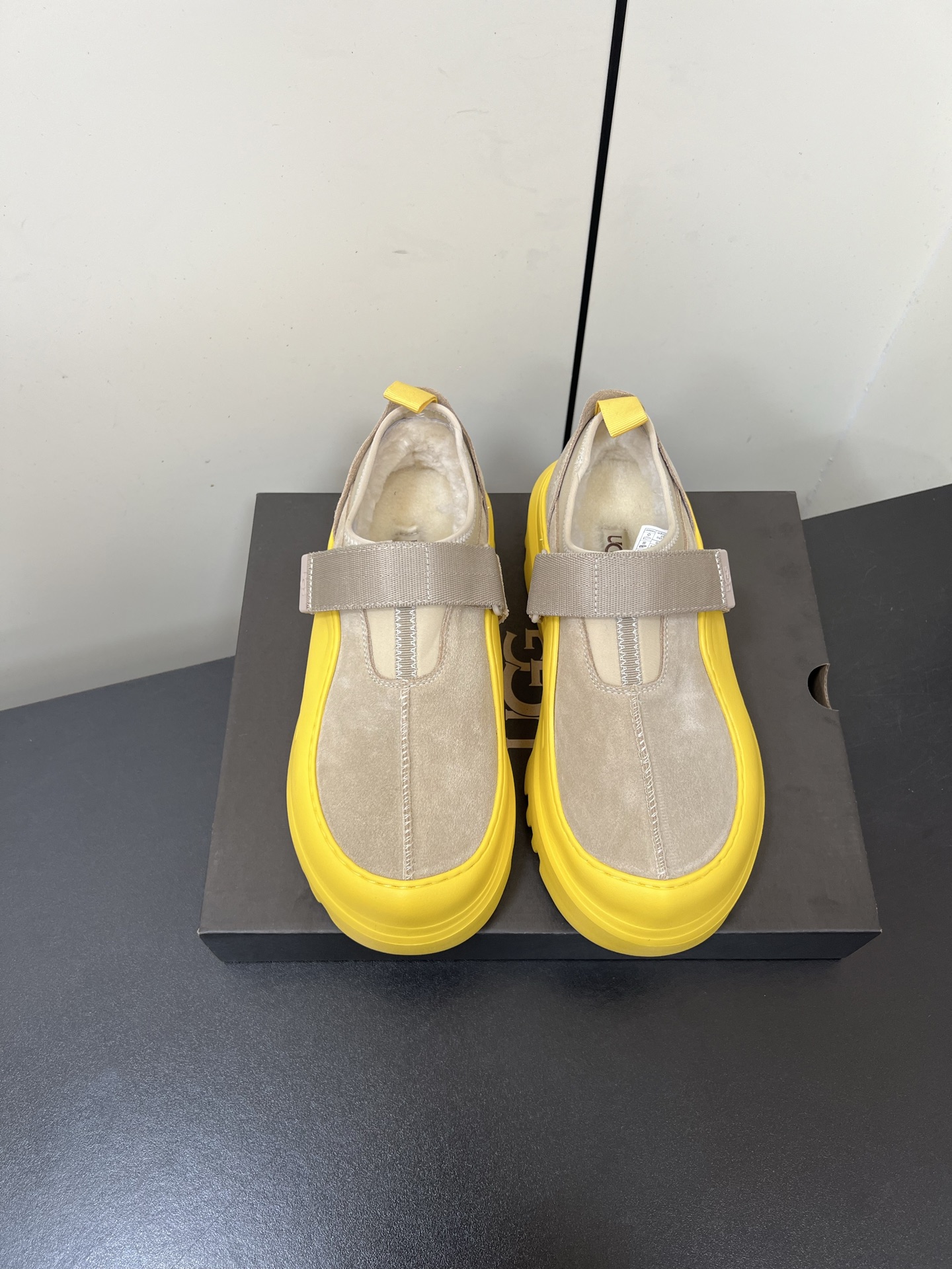 NO:577303,Men's UGG25WF new Velcro wool thick-soled fur shoes. When California's free genes collide with practical design, UGG casual sports shoes redefine daily comfort. Hidden the iconic wool warmth in sports shoes. The wide Velcro on the upper can be flexibly adjusted with the instep, whether it is a wide foot or a high instep. It can accurately fit whether it is a wide foot or a high instep. The high-quality wool inside has its own natural warmth and moisture absorption, which can keep your feet dry even when traveling in autumn and winter. The thick sole design of about 5 cm hides the secret of heightening.  Paired with a non-slip rubber outsole, it takes into account both aura and a steady gait. From jeans for commuting to sports suits for weekends, this pair of shoes with the gene of 'freedom from the inside out' makes daily wear both relaxed and trendy. Size 35-45 (45 for women, 45 for men, custom-made, non-refundable), fur shoes, sneakers, jeans19860909男款UGG25WF新品魔术贴羊毛厚底毛毛鞋 当加州的自由基因撞上实用设计 UGG休闲运动鞋重新定义日常舒适感 把标志性羊毛暖意藏进运动鞋履 鞋面的宽幅魔术贴随脚背灵活调节 无论是宽脚还是高脚背都能精准贴合 内里的优质羊毛自带天然暖意与吸湿力 即便秋冬出行也能保持双脚干爽 约5厘米的厚底设计暗藏增高心机 搭配防滑橡胶大底 兼顾气场与稳健步态. 从通勤的牛仔裤到周末的运动套装 这双藏着“从内到外自在”基因的鞋履 让日常穿搭既有松弛感 又不失潮流态度. size35-45（女40男45定制不退换）,毛毛鞋,sneakers,jeans,Women's Shoes