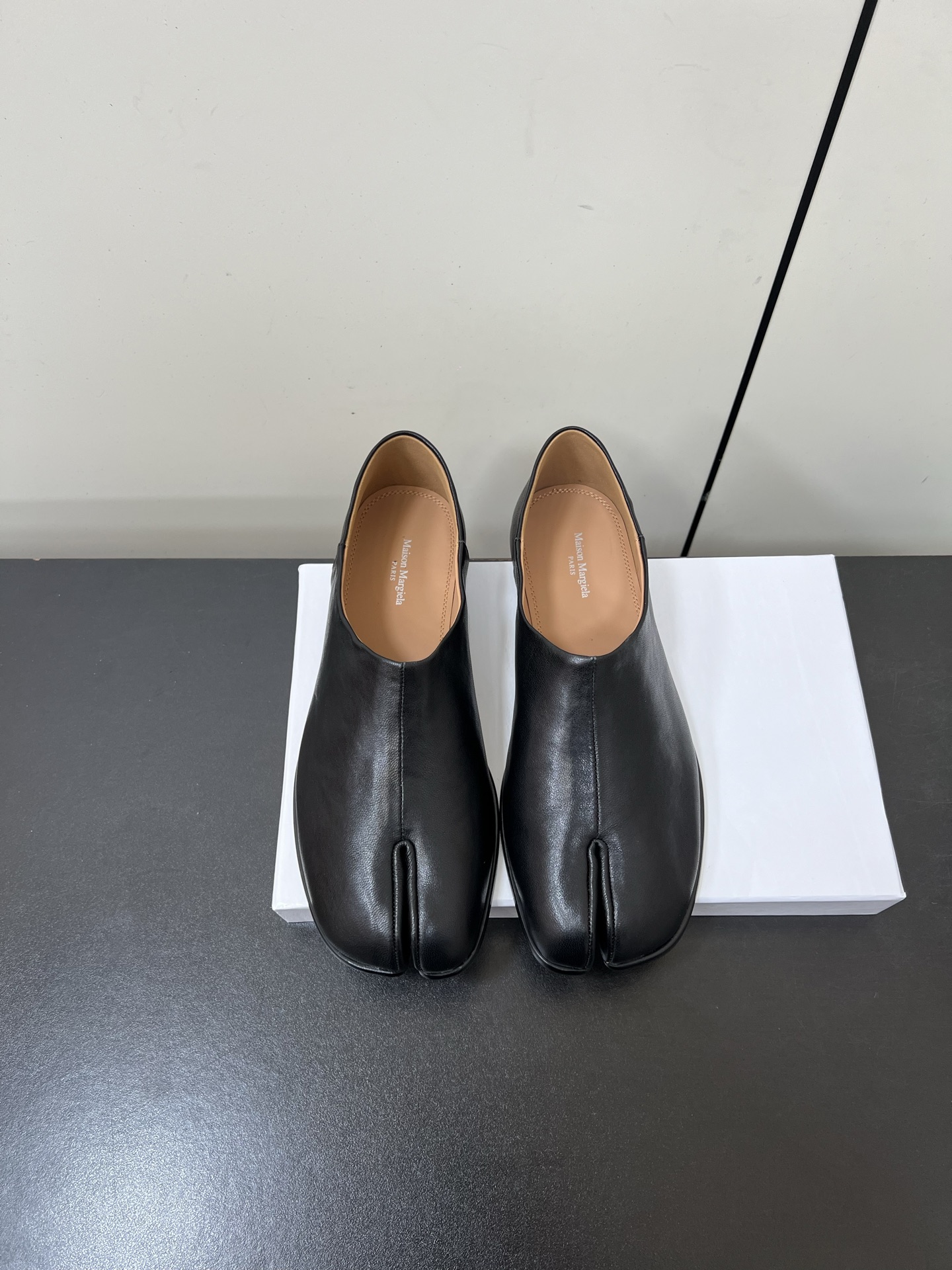 NO:577323,Men's Maison Margiela MM6 flat-soled slip-on loafers, monk shoes. Original open-molded leather soles. The original lasted shoes are very generous and can be easily matched with various styles. Simple and elegant items. The upper feet are not constrained by conventions, and you can do whatever you want ~ the sheepskin upper is soft and comfortable. The upper is imported original sheepskin. The inner lining is original genuine leather. The outsole is original Italian leather sole.  Size35-45 (40 for women and 45 for men, customization is not returnable), loafers, masion margiela, loafers, sheepskin19860909男款Maison Margiela MM6平底一脚蹬乐福鞋僧侣鞋 原版开模真皮鞋底 原版套楦鞋型很大方 搭配各种风格都可轻松驾驭 简约大气的单品 上脚不被常规所拘束,随心所欲做自己～羊皮上脚炒鸡柔软舒适 鞋面进口原版羊皮 内里原版真皮 大底原版意大利真皮鞋底 Size35-45（女40男45定制不退换）,乐福鞋,masion margiela,loafers,sheepskin,Women's Shoes