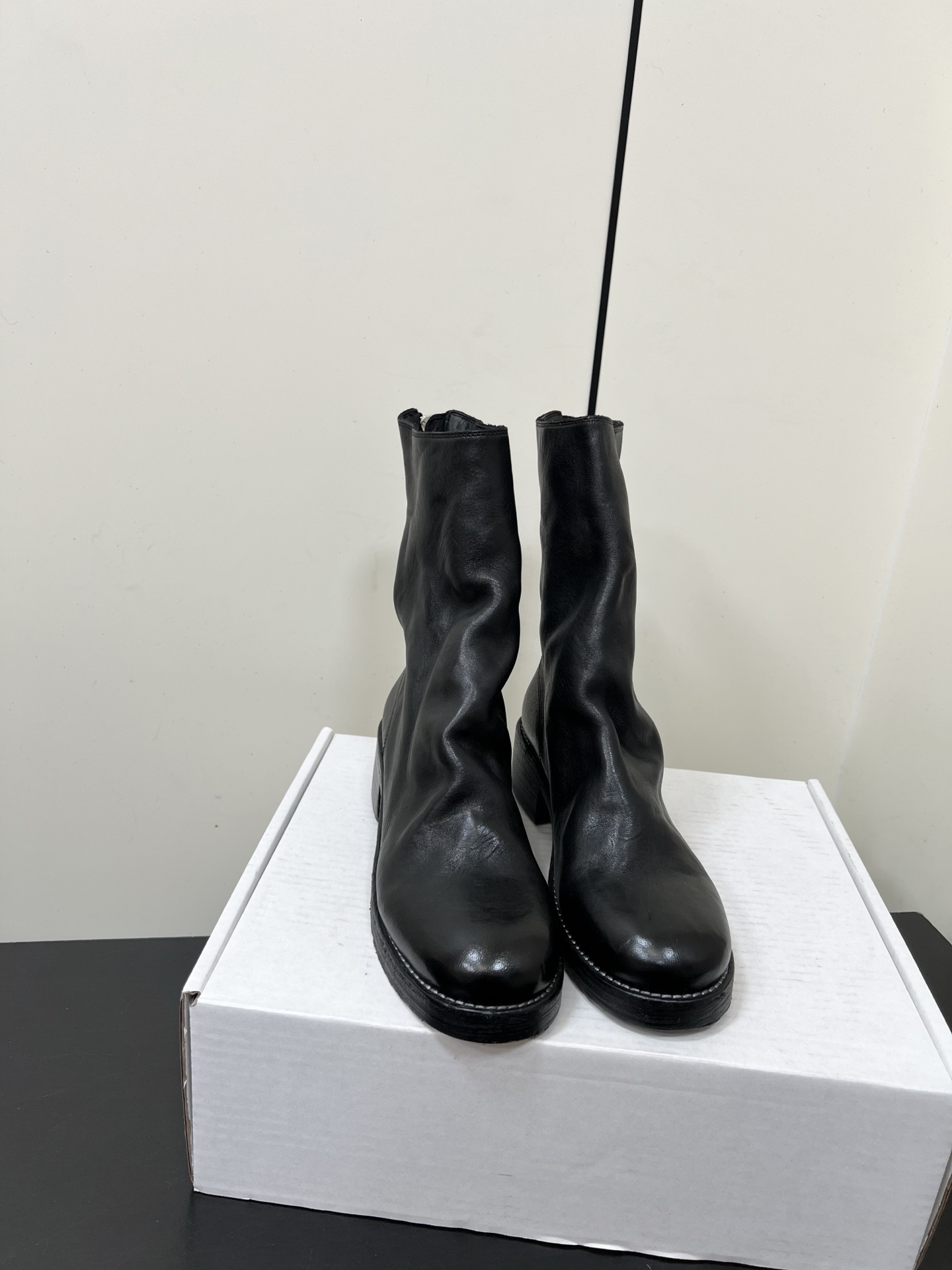 NO:578044,Guidi 788z Heavy Industry Vintage Washed Horseskin When fast fashion brands iterate on a weekly basis, Guidi adheres to century-old hand-tanned leather and horseshoe heel craftsmanship, making each pair of boots a breathing skin. This persistence in 'slow craftsmanship' is the most powerful refutation of disposable culture. In the era of social media, it has become a codeword for subculture communities - from avant-garde fashion to dark aesthetics, countless creative people are still using Guidi to build visual languages.  Data shows that its value retention rate in the second-hand market continues to lead similar brands, and consumers vote with real money, proving that its value has never faded. The real 'tears of the times' are those fast-moving consumer goods that cater to short-term trends, and the decadent beauty tempered by Guidi over time has long surpassed the trend and become a living cultural heritage. It never exists for everyone, and for this reason, it always shines for those who need it. Where do the 'tears' come from?  Only precipitation.  Our factory completely restores the soul of Guidi - the whole shoe washing production process. The uppers are all made of raw horsehide imported from Italy, which is rich in oil and vegetable tannins. The combination of soles and uppers uses artificial Goodyear technology, making every pair of shoes reveal the craftsmanship.  The master's unique personality is followed by a heavy reward to invite an Italian colorist to teach the whole shoe, wash and dye it, then dry it, dry it in the shade for 7-15 days, then re-tan it to restore the leather, and then shape it again, making each pair of Guidi handmade shoes unique!  It is a timeless item that transcends time and space!   Style No. 788z Size 35-40 40.41 Customized and non-returnable Colors Black White Red Starry Sky Gray Milk Tea Powder Nude Red Brown Olive Green (You can change the code, color, and style, no refunds are supported) Pay attention to the cold-glued shoe version, cowhide imitation horsehide version, wood veneer heel version, finished leather imitation washed version, etc.!  ,boots,boots,cowhide19860909Guidi 788z重工复古水洗马皮 当快时尚品牌以周为单位迭代,Guidi坚持百年手工鞣革与马蹄跟工艺,让每双靴子都成为会呼吸的皮肤.这种对“慢工艺”的执着,正是对 disposable culture 最有力的反驳.在社交媒体时代,它更成为亚文化社群的暗号—— 从先锋时装到暗黑美学,无数创意人士仍在用Guidi构建视觉语言. 数据显示,其二手市场保值率持续领跑同类品牌,消费者用真金白银投票,证明其价值从未褪色.真正的“时代眼泪”是那些迎合短暂潮流的快消品,而Guidi用时间淬炼出的颓靡之美,早已超越潮流,成为活着的文化遗产. 它从不为所有人存在,也正因如此,始终为需要它的人闪耀.何来“眼泪”？唯有沉淀. 本厂完全还原guidi的灵魂——整鞋水洗制作流程,鞋面内里全部采用意大利进口马皮原胚,富含油脂和植物丹宁,鞋底与鞋面的组合则采用了人工固特异工艺,使得鞋子每一双都流露着匠人师傅独特的个性,然后再经过重酬邀请意大利调色师傅倾囊相授的整鞋水洗染色后经过晾干,7-15天阴干后再甩鼓复鞣恢复皮性,然后再次定型,使得每一双guidi手工鞋都是独一无二的！更是越穿越高级的永恒单品！  款号 788z 码数35-40 40.41定做不退换 颜色黑色 白色 红色 星空灰 奶茶粉 裸色 红棕 橄榄绿 （可以换码换色换款,不支持退款） 注意甄别市场冷粘鞋版本,牛皮仿马皮版本,木头贴皮鞋跟版本,成品皮仿水洗版本等等！,靴子,boots,cowhide,Women's Shoes