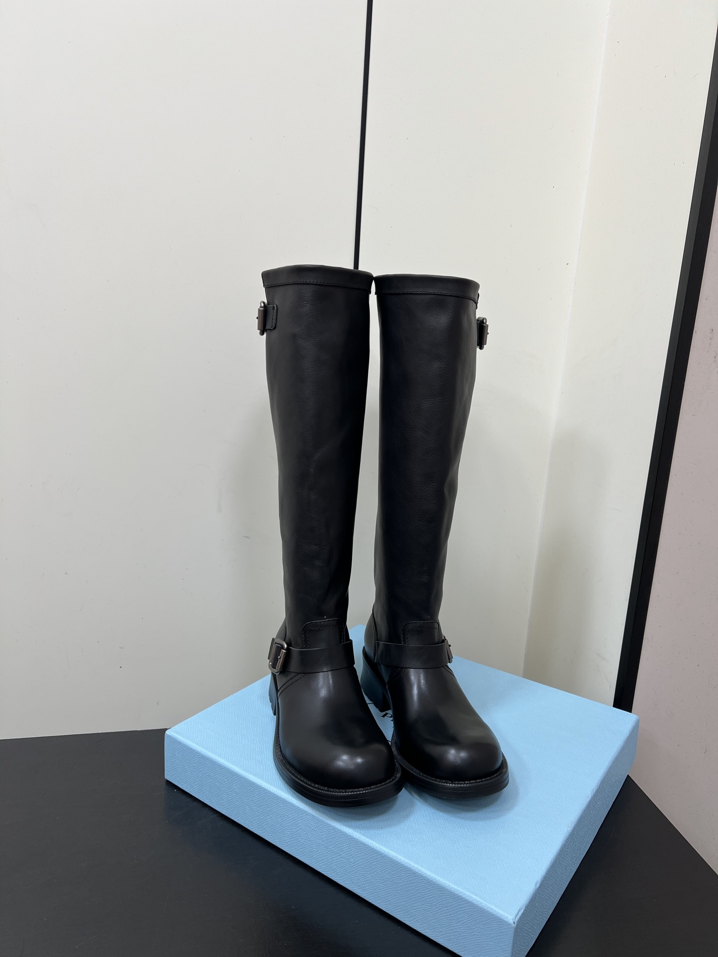 NO:593305,Prada 25ss autumn and winter retro high boots knight boots. Fashionable knight boots with unique taste. Everyone loves them and can easily control them. They are popular every year. There is also a versatile classic shoe last, which is enough to conquer you. Wear it to increase your height and casual wear. It is simple and handsome. The material is imported calfskin. The foot pads are dyed sheepskin. Soft and delicate, comfortable to the feet. Non-slip rubber outsole.  Size#35-40 (40 orders are not returnable), casual shoes/sports shoes, prada, prada, boots, sneakers, cowhide, sheepskin19860909Prada普拉达 25ss 秋冬复古高筒靴骑士靴 时尚骑士靴,独到味道,人人都爱也轻松驾驭 每年都会爆.还有就是百搭经典的鞋楦,足以征服你,穿上它,增高休闲两不失误,上脚简单帅气 面料进口小牛皮 垫脚透染羊皮 柔软细腻,脚感舒适, 防滑橡胶大底 Size#35-40（40订做不退换）,休闲鞋/运动鞋,prada,prada,boots,sneakers,cowhide,sheepskin,Women's Shoes