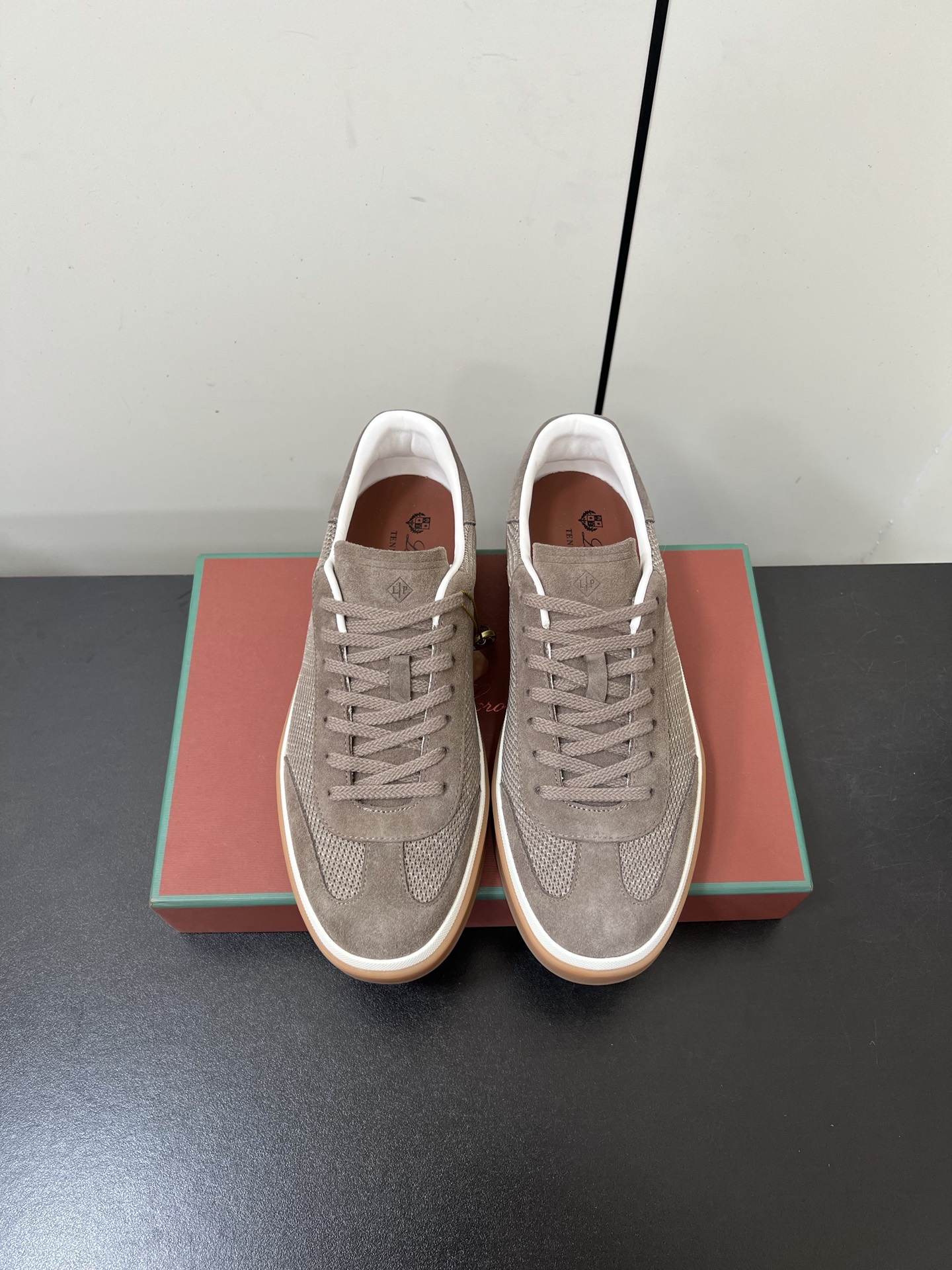 NO:593303,Men's 40LP couple's moral training shoes loro piana classic German training shoes, each brand incorporates its own brand elements to form its own brand of moral training shoes!  LP has a more casual look like sneakers, and looks pretty good. It is made of calfskin and has good texture. Couple sizes are 35-45 (40 for women and 45 for men, customized and non-refundable), casual shoes/sports shoes, loro piana, loro piana, sneakers, cowhide19860909男款40LP 情侣款 德训鞋 loro piana经典德军训练鞋,每个品牌融入自己品牌元素,就形成了自己的品牌的德训鞋！ LP 这个形体更有板鞋的休闲感,蛮好看 小牛皮材质,质感跟好 情侣码数35-45（女40男45定制不退换）,休闲鞋/运动鞋,loro piana,loro piana,sneakers,cowhide,Women's Shoes