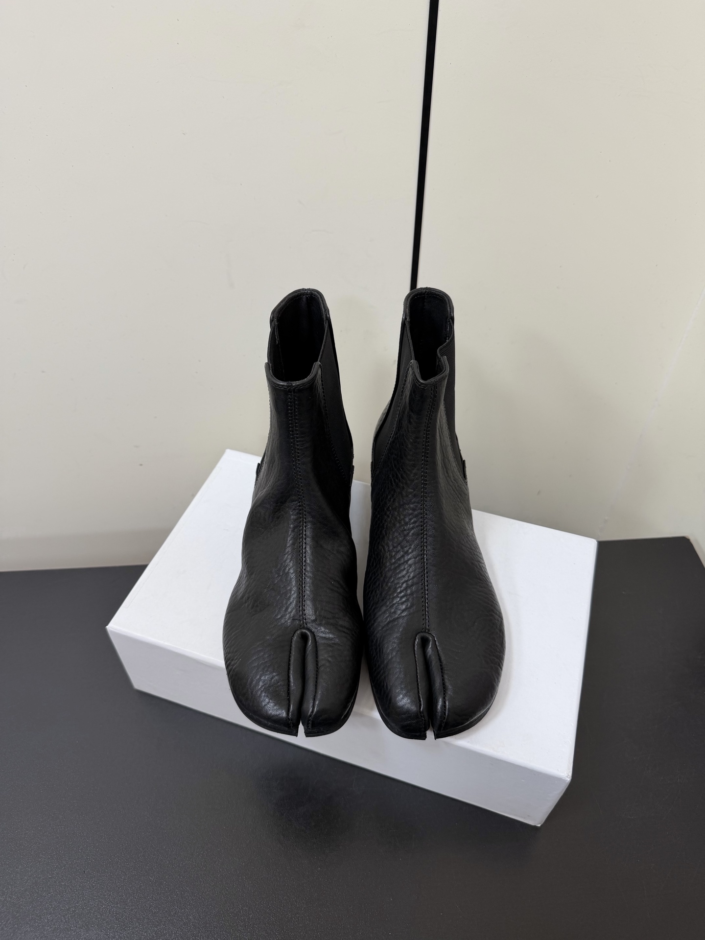 NO:593301,Retro washed horsehide tabi split-toe boots Chelsea boots are real heavy-washed craftsmanship, not the cowhide imitation horsehide on the market, the suede is also horsehide anti-suede, the midsole is all cowhide, the outsole is a combination of first-layer cowhide, and the heel is also full cowhide, no wood heel, no clad leather heel, real through stitching, no degumming for how long you wear it. Number of yards 35-40 (custom-made 40 pieces are not returnable)  Color black glossy, apricot olive dark gray suede, boots, cowhide19860909复古水洗马皮tabi分趾靴切尔西靴 真正的重水洗工艺,不是市场的牛皮仿马皮,绒面也是马皮反绒面,中底都是牛皮,大底为头层牛皮组合,鞋跟也是全牛皮,不做木头跟,不做包层皮跟,真正贯穿缝线,穿多久都不脱胶. 码数35-40（40定做不退换） 颜色黑色光面,杏色橄榄色深灰色反绒,靴子,boots,cowhide,Women's Shoes