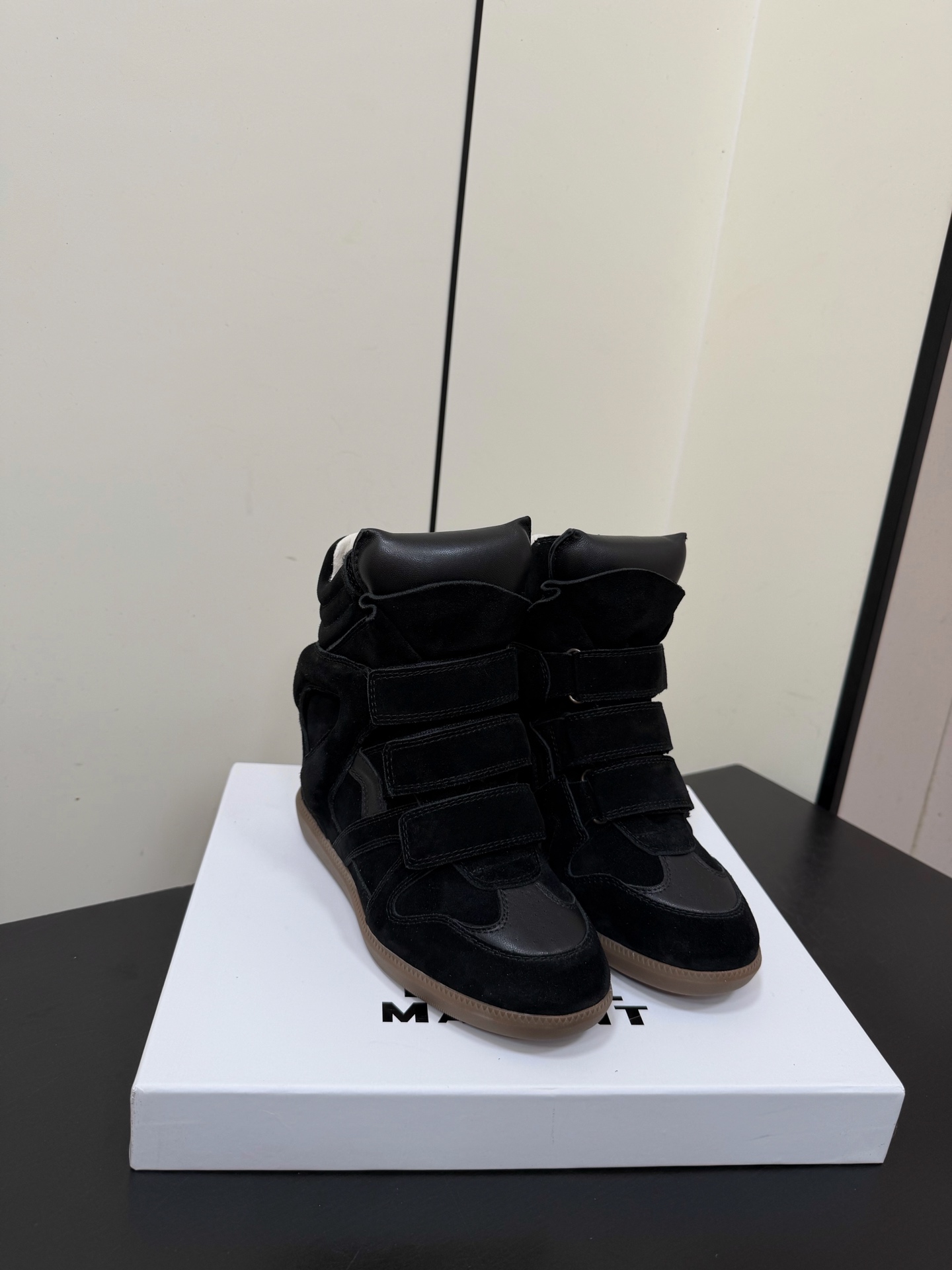 NO:593304,Isabel marant Isabel's 25 new autumn and winter new height-increasing casual high-top shoes. A pair of simple yet high-end boots, elongating the legs and heightening the hidden line outsole!  It feels particularly comfortable on your feet and can be worn with any outfit!  Super suitable for street photography, easy to wear. Isabel Marant first launched the brand's famous single product wedge sneakers Bekett in 2011. The upper is made of original imported cow suede/cowhide, lining sheepskin, original open-molded rubber outsole, with an inner height increase of 6cm. Size35-40 (40 orders are not returnable), boots, boots, sneakers, cowhide, sheepskin.19860909Isabel marant 伊莎贝尔25款秋冬新款内增高休闲高帮鞋 一双简单又不失高级的靴子,拉长腿增高隐线大底！脚感特别舒适 随意百搭！超级适合街拍,好穿有IsabelMarant 于 2011 年首次推出了品牌的著名单品坡跟运动鞋 Bekett 鞋面采用原版进口牛反绒/牛皮,内里羊皮,原版开模橡胶大底 内增高6cm Size35-40（40订做不退换）,靴子,boots,sneakers,cowhide,sheepskin,Women's Shoes