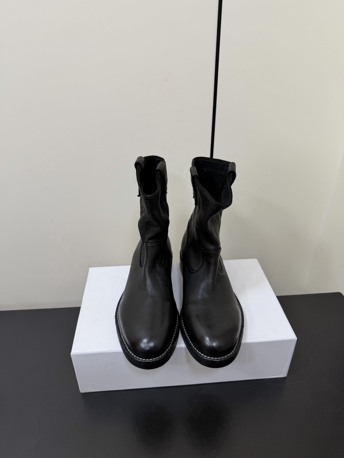 NO:593288,Homemade heavy-washed horsehide western cowboy boots. Upper material is horsehide. Lining material is horsehide. Midsole material is cowhide. Outsole material is full cowhide (rubber anti-slip bottom sheet has been attached). Production process: Goodyear Black stitching and adhesive bonding. The whole shoe is heavy-washed.  Real heavy washing process, not the cowhide imitation horsehide in the market, the midsole is all cowhide, the outsole is two layers of cowhide combined with a layer of cowhide welt, not the wear-resistant velvet outsole of the market currency, the heel is also all cowhide, no wood heel, no clad leather heel, real stitching through, no matter how long you wear it, it will not come off. Size 35-40 Color black/red brown, boots, boots, cowhide19860909自创 重水洗马皮西部牛仔靴 鞋面材质马皮 内里材质马皮 中底材质牛皮 大底材质全牛皮（已贴橡胶防滑底片） 制作工艺固特异布莱克缝线胶粘整鞋重水洗 真正的重水洗工艺,不是市场的牛皮仿马皮,中底都是牛皮,大底为两层牛皮组合一层牛皮沿条,不是市场通货的耐磨绒大底,鞋跟也是全牛皮,不做木头跟,不做包层皮跟,真正贯穿缝线,穿多久都不脱胶. 码数35-40 颜色黑色/红棕,靴子,boots,cowhide,Women's Shoes