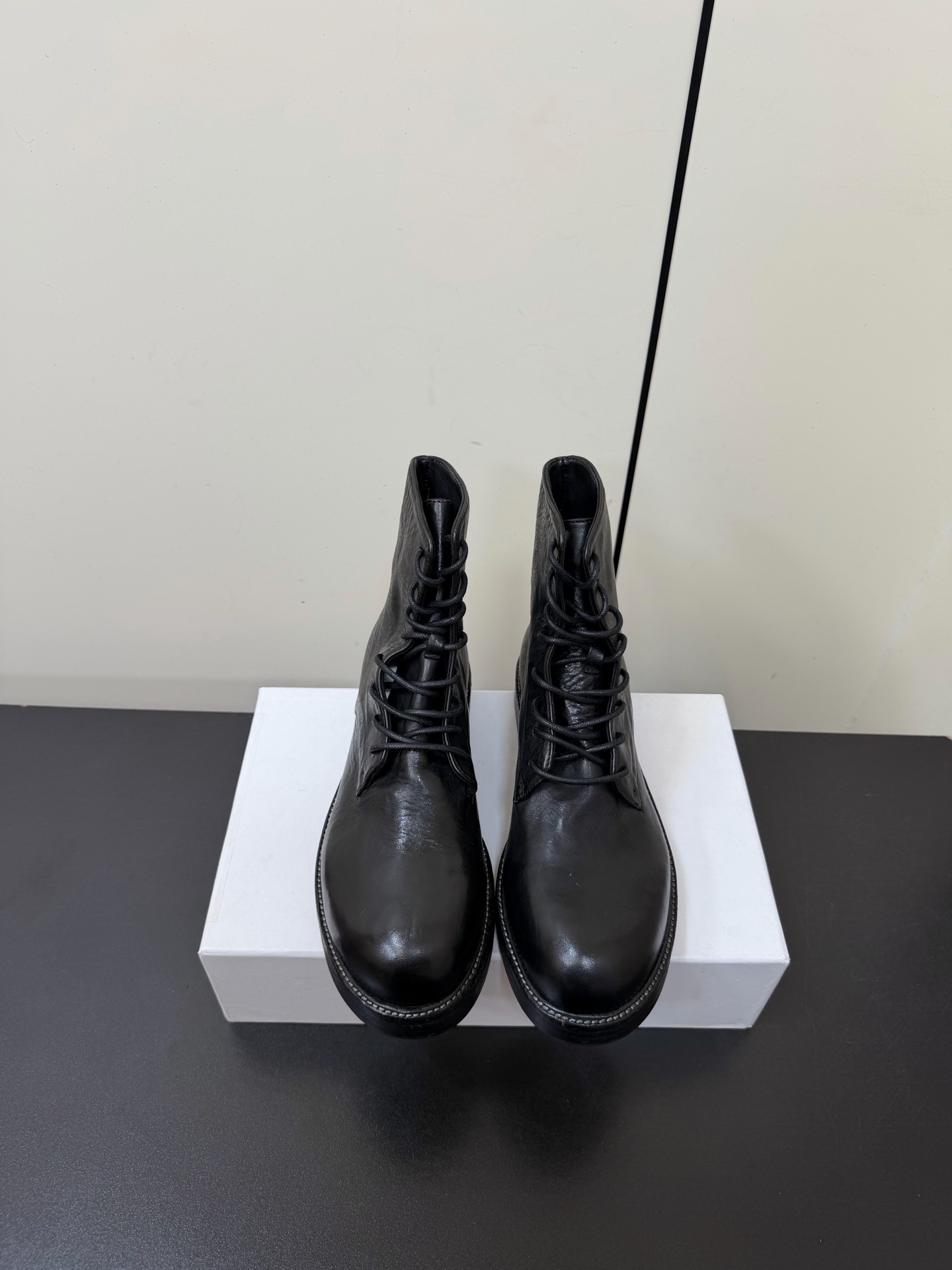 NO:593292,Heavy-duty vintage washed horsehide lace-up Martin boots. Upper material is horsehide. Lining material is horsehide. Midsole material is cowhide. Outsole material is cowhide (rubber anti-slip sheet has been attached). Production process: Goodyear Black stitching and adhesive bonding. The whole shoe is heavy washed.  Real heavy washing process, not the cowhide imitation horsehide in the market, the midsole is all cowhide, the outsole is two layers of cowhide combined with a layer of cowhide welt, the heel is also all cowhide, no wood heel, no clad leather heel, real through stitching, no degumming for how long you wear it. Size 35-40 (40 customizations are not returnable), boots, boots, cowhide19860909重工复古水洗马皮系带马丁靴 鞋面材质马皮 内里材质马皮 中底材质牛皮 大底材质牛皮（已贴橡胶防滑底片） 制作工艺固特异布莱克缝线胶粘整鞋重水洗 真正的重水洗工艺,不是市场的牛皮仿马皮,中底都是牛皮,大底为两层牛皮组合一层牛皮沿条,鞋跟也是全牛皮,不做木头跟,不做包层皮跟,真正贯穿缝线,穿多久都不脱胶. 码数35-40（40定制不退换）,靴子,boots,cowhide,Women's Shoes