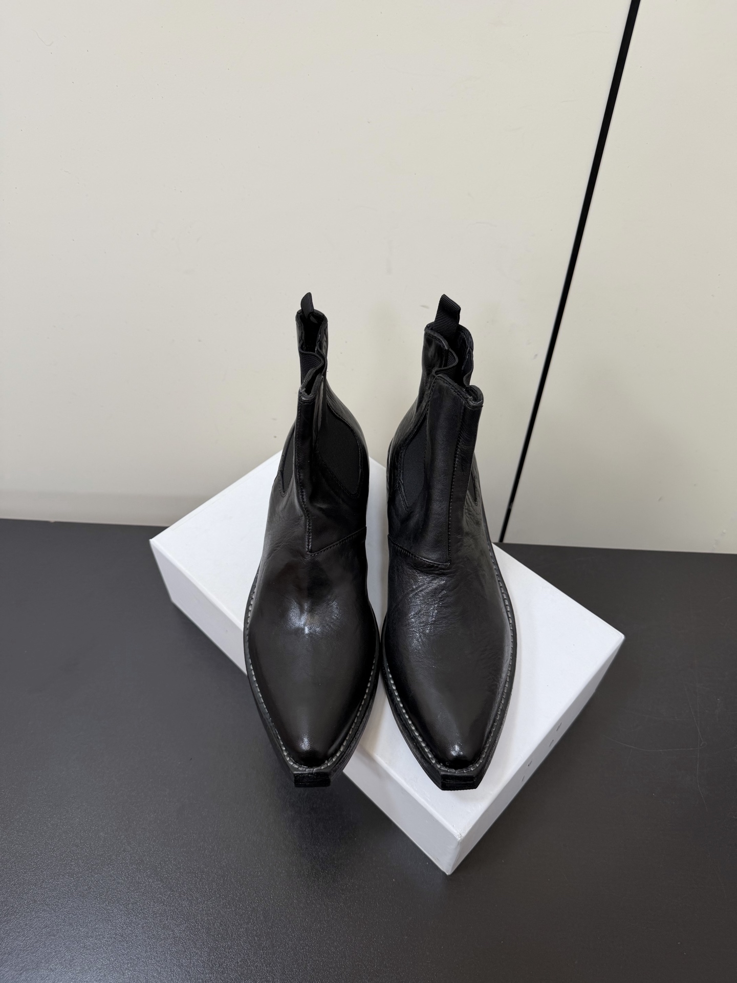 NO:593296,Men's vintage washed horsehide wizard Chelsea boots. Upper material is horsehide. Lining material is horsehide. Midsole material is cowhide. Outsole material is full cowhide (rubber anti-slip backing has been attached). Production process: Goodyear Black stitching and adhesive bonding. The whole shoe is heavy washed.  Real heavy washing process, not the cowhide imitation horsehide in the market, the midsole is all cowhide, the outsole is a combination of first-layer cowhide, and the heel is also all cowhide, which is polished and washed layer by layer to make it old. No wood heel, no covered leather heel, real seams running through, no matter how long you wear it. The size is 35-40 for women, 39-45 for men (40 for women and 45 for men, no returns or exchanges), boots, boots, cowhide19860909男款复古水洗马皮巫师切尔西靴 鞋面材质马皮 内里材质马皮 中底材质牛皮 大底材质全牛皮（已贴橡胶防滑底片） 制作工艺固特异布莱克缝线胶粘整鞋重水洗 真正的重水洗工艺,不是市场的牛皮仿马皮,中底都是牛皮,大底为头层牛皮组合,鞋跟也是全牛皮,一层一层叠加打磨水洗做旧,不做木头跟,不做包层皮跟,真正贯穿缝线,穿多久都不脱胶. 码数女码35-40,男码39-45（女40男45定制不退换）,靴子,boots,cowhide,Women's Shoes