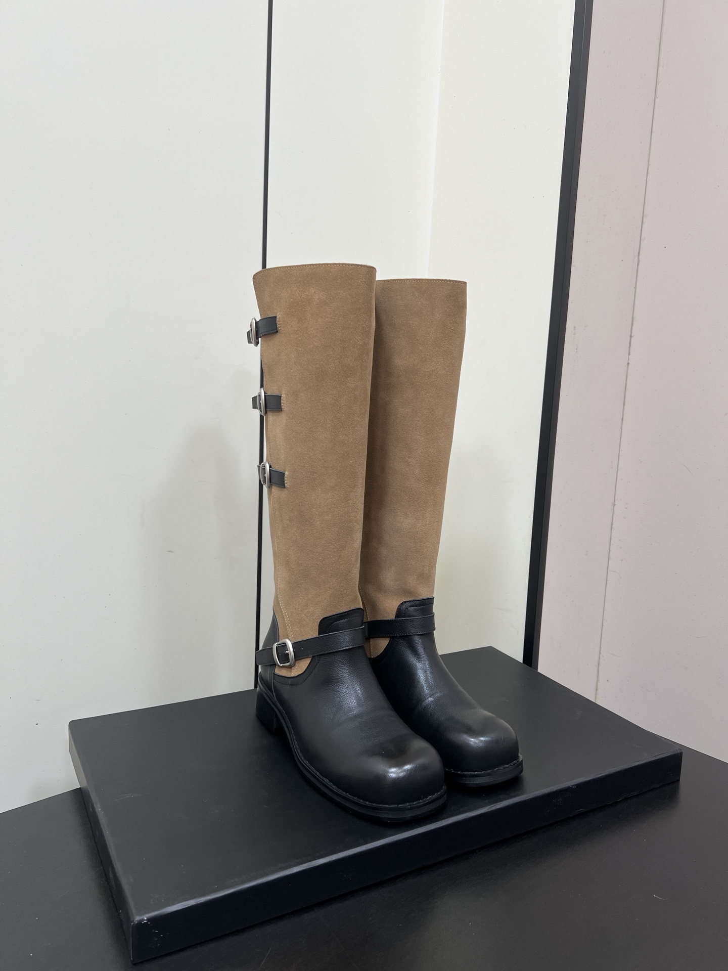 NO:593300,Atelieredition niche brand's latest autumn and winter retro boots. Many celebrity Internet celebrities have planted grass. It continues the wrapping and multiple fixing elements of the classic knight boots. It is equipped with multiple metal aged silver buckles, which can flexibly adjust the comfort of the instep, or wear it casually to make it more lazy and casual. The upper is made of soft high-mercerized cowhide that has been treated with old technology and has its own wrinkle texture. The details are exquisite, creating a retro texture for autumn and winter. The fabric is imported high-mercerized cowhide. The lining is cowhide.  Original open-molded non-slip outsole Size 35-40 (40 customized, non-refundable and non-exchangeable), boots, boots, cowhide19860909Atelieredition小众品牌秋冬最新款 复古长靴 超多明星网红种草 延续了经典骑士靴的靴筒包裹性与多重固定元素,搭配多个金属做旧银扣,可灵活调节脚背舒适度,或散落穿着更显慵懒随意,鞋面精选经过做旧工艺处理过的柔软高丝光牛皮,自带褶皱纹理 细节精致,打造秋冬复古质感 面料进口高丝光牛皮 内里牛皮内里 鞋底原版开模防滑大底Size35-40（40定制不退不换）,靴子,boots,cowhide,Women's Shoes