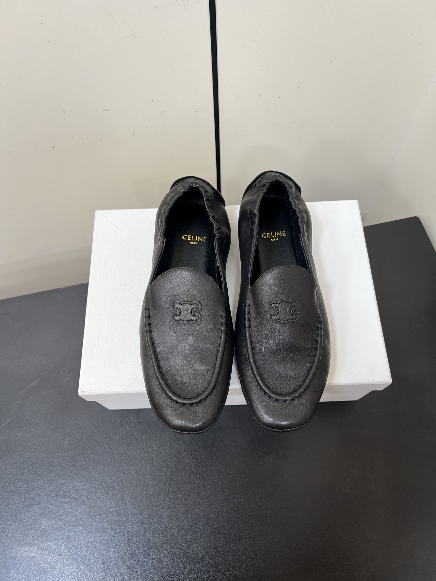 NO:593299,Celine 25ss new slip-on loafers. You must buy a pair of celine loafers this year. The retro-style classic style is super versatile, simple and elegant, classic slip-on design, simple and fashionable. It combines gentleness and texture. It can be matched casually with skirts and trousers. The proper Yanba shows its brand atmosphere. Upper: cow suede, lining nubuck leather. Outsole: original molded outsole.  Size35-40 (40 orders are not returnable), loafers, celine, loafers, skirts19860909Celine 25ss 新款 一脚蹬乐福鞋 今年必须要入手一双celine乐福鞋 ,复古风经典款 超级百搭 简单大气 经典的一脚蹬设计 简约时髦 把温柔和质感合并 无论裙装裤装都能随意搭配 妥妥的颜霸 无不彰显它的品牌气息. 鞋面:牛反绒 内里磨砂皮 大底:原版开模大底 Size35-40（40订做不退换）,乐福鞋,celine,loafers,skirts,Women's Shoes