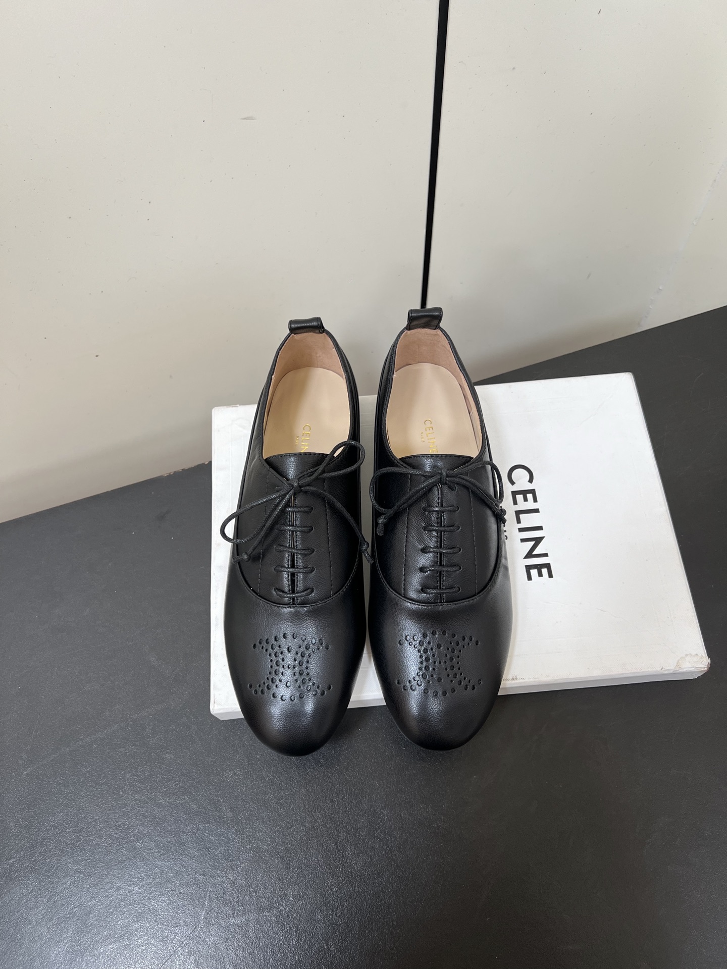 NO:593297,Celine 25ss autumn and winter new lace-up British-style small leather shoes. The classic Arc de Triomphe logo LOGO is combined with the classic style of the 1970s. It is retro and casual but has a youthful and western style~ Very versatile for daily wear. It is light and breathable on the feet ~ fashionable and western style. It goes out casually ~ very good-looking. The upper is made of original imported soft patent leather mixed sheepskin, the inner lining is sheepskin, and the sole is an original custom-made genuine leather outsole imported from Italy.  Size 35-39 (40.41 customized, non-refundable), Mary Jane, celine, celine, mary jane, sheepskin, Leather soles19860909Celine 赛琳25ss秋冬新款系带英伦风小皮鞋 经典凯旋门标志LOGO再融合70年代经典款式 复古休闲又不乏青春洋气～ 日常穿着非常百搭 上脚轻便透气～时髦洋气 随性出门～巨好看 鞋面采用原版进口软漆皮混种羊皮 内里垫脚羊皮 鞋底原版定制意大利进口真皮大底 码数35-39（40.41定做不退换）,玛丽珍,celine,celine,mary jane,sheepskin,Leather soles,Women's Shoes