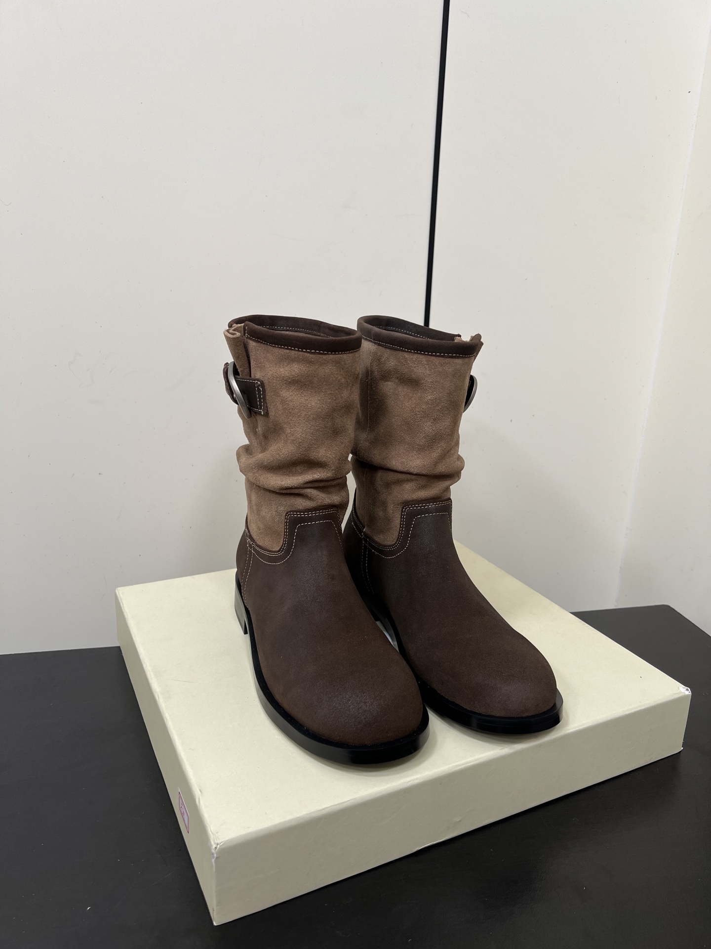 NO:593265,unfolio 25 new autumn and winter metal buckle color-blocked pile boots. This shoe is inspired by traditional engineer boots. The distinctive feature of its appearance is that it is equipped with an adjustable metal pin buckle on the upper and lower sides. This design can adjust the dimensions of the boot shaft. While retaining its functionality, unfolio has refined this element to make it more decorative. The entire upper structure of the pile boots is based on this, and the version has been improved to make it more suitable for girls. The uppers in different colors are made of smooth calfskin, old-surface textured cowhide and suede, and full suede. The inside of the boot shaft is made of fine elastic Lycra fabric. The material is smooth and smooth. You can immediately feel the unique comfort of the boots as soon as you put it on your feet. The specially customized thickened rubber sole is easy to take care of and is more suitable for daily high-frequency wear. Upper cowhide/cow nubuck/cow suede Lining cow lining/real silk Outsole Rubber outsole Size35-41 (40.41 custom-made and non-returnable), boots, boots, cowhide, real silk19860909unfolio 25秋冬新款金属搭扣拼色堆堆靴 这款鞋灵感源于传统的工程师靴.其外观显著的特征是上下各配备一个可调节的金属针扣,此设计能够实现调节靴筒维度的功能.unfolio 在保留其功能性的前提下,对这一元素予以精炼,让其装饰性更为凸显.堆堆靴的整个鞋面结构皆以此为蓝本,同时对版型进行了改良,使其更贴合女孩的穿着需要. 不同配色的鞋面分别采用光面质感的小牛皮、做旧表面质感的牛皮与翻毛皮拼接以及全翻毛皮作为鞋面,靴筒内里则选择细腻的弹力莱卡织物,材质顺滑流畅,入脚的一瞬,便能即刻感受到靴子特有的舒适感.特别定制的加厚橡胶鞋底,方便打理,更适合日常高频率穿着. 鞋面牛皮/牛磨砂/牛反绒 内里牛里/真丝 大底橡胶大底 Size35-41（40.41订做不退换）,靴子,boots,cowhide,real silk,Women's Shoes