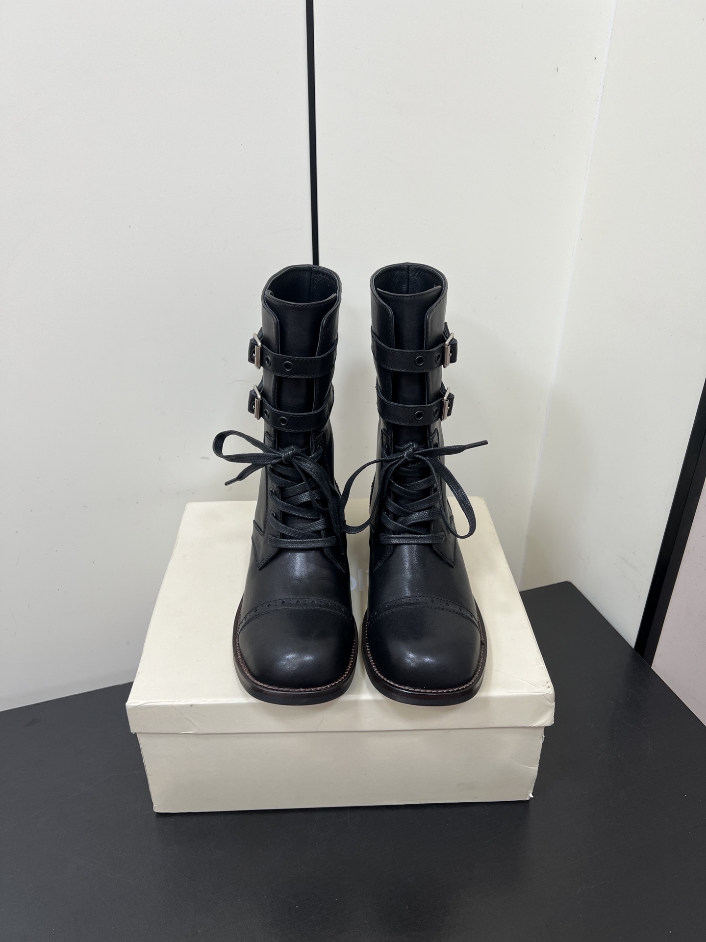 NO:593268,Unfolio 25ss new buckle work boots for autumn and winter. This pair of work boots is the first to recommend. They are stunning at first glance and have a gentlemanly temperament. The shoes are still stable and aged with details. There are so many beautiful handmade boots ~ temperament and straightforwardness. Snow boots must be bought in autumn and winter, good-looking and eye-catching. They are called the best-looking work boots this year. They are not too much, retro and versatile, lazy and simple. The upper is made of imported cowhide/cow suede, sheepskin lining, and injection molded outsole imported from Italy.  Size35-39 (40, 41 customized, non-refundable), boots, cowhide, sheepskin19860909Unfolio 25ss秋冬新款搭扣工装马丁靴 这双工装靴首推啊 一眼惊艳绅士又气质 单鞋依旧稳定发挥做旧很细节 超多漂亮的手工长靴～气质又率性 雪地靴一定是秋冬必入,好看又吸睛 称之为今年最好看的工装靴,毫不过分,复古百搭,慵懒简约 鞋面采用进口牛皮/牛反绒,羊皮内里,意大利进口注塑大底 Size35-39（40、41订做不退换）,靴子,boots,cowhide,sheepskin,Women's Shoes