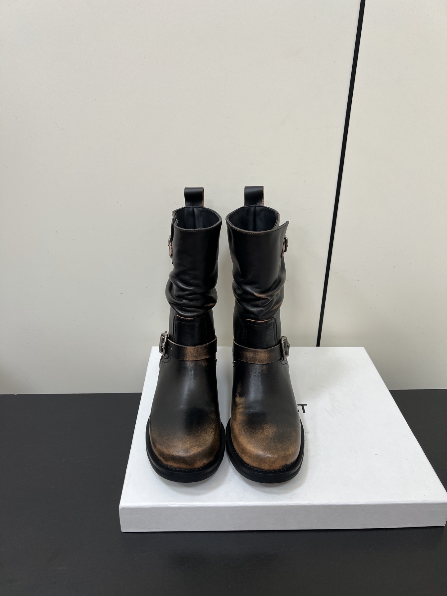 NO:593271,ICE DUST Autumn and Winter Distressed Rider Boots are made of glossy leather and suede material. The leather part presents an old retro texture, and the suede part adds a soft feel. The collision of the two materials makes the shoes rich in layers and unique in style.  Pair it with khaki overalls or distressed jeans, and choose a brown or black retro jacket as a top. The overall look is full of American retro workwear, suitable for daily outings or outdoor leisure scenes. Pair with black tights and a gray hooded sweatshirt, and a short leather jacket to create a neutral casual style that is cool yet casual. Cowhide upper, leather lining, outsole, rubber sole  size35-41 (40-41 customization is not returnable), boots, boots, hoodie, sweatshirts, jeans, jackets & coats, leather jacket, cowhide, hats19860909ICE DUST 秋冬做旧擦色骑士靴 采用亮面皮革与绒面材质拼接,皮革部分呈现出做旧的复古质感,绒面部分增添柔和感,两种材质的碰撞让鞋子层次丰富且风格独特. 搭配卡其色工装裤或做旧牛仔裤,上衣选择棕色或黑色的复古夹克,整体造型充满美式复古工装感,适合日常出街或户外休闲场景.搭配黑色紧身裤和灰色连帽卫衣,外搭一件短款皮衣,打造中性休闲风格,酷感十足又不失随性. 鞋面牛皮 内里牛皮 大底橡胶底 size35-41（40-41定制不退换）,靴子,boots,hoodie,sweatshirts,jeans,jackets & coats,leather jacket,cowhide,hats,Women's Shoes