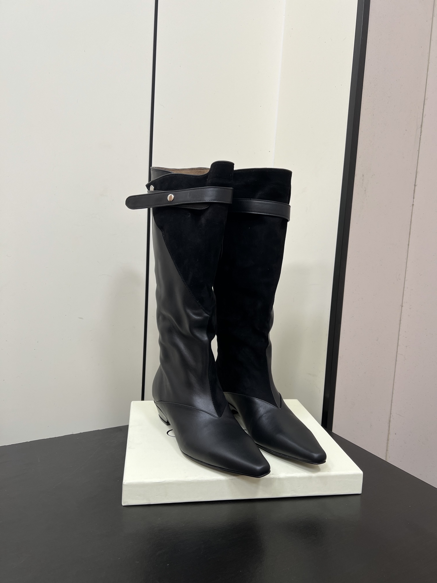 NO:593274,Orinous 25ss new autumn and winter stunning pointed boots. The minimalist beauty that has been missing in the fashion industry for a long time. Classic fashion color matching. Effortless elegance is coming. Fashionable, refined and beautiful. Open edge beads. Fashionable temperament. Simple new daily slippers. Beautiful and high-end slippers. These slippers are super good on the feet and can elongate the legs. The fabric is original imported cowhide. Sheepskin lining. Outsole. Genuine leather sole. Size 35-40 (40)  Custom-made (non-refundable), boots, boots, slippers, cowhide, sheepskin19860909Orinous 25ss 秋冬新款绝美尖头靴时尚界久违的极简之美 经典时尚配色 毫不费力的优雅风来袭 时髦 精致 绝美 开边珠外穿时尚气质简约新款日常拖鞋美出高级感拖鞋这款上脚超好而且可以拉长腿型. 面料原版进口牛皮 内里羊皮内里 大底真皮鞋底 码数35-40（40 订做不退换）,靴子,boots,slippers,cowhide,sheepskin,Women's Shoes