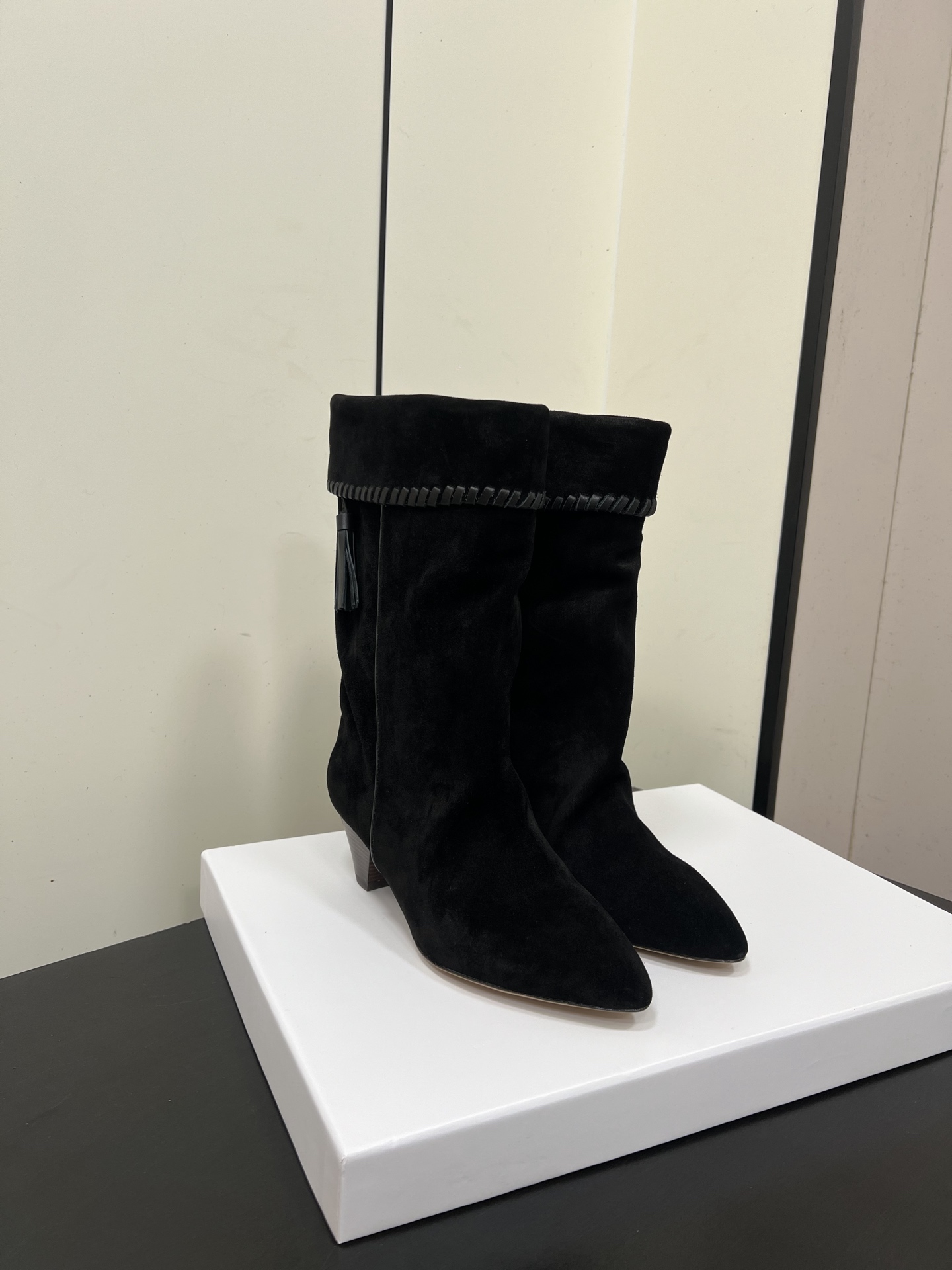 NO:593277,Isabel maeant Isabel 25ss braided edge tassel pendant thick heel short boots. At the moment when the wave trend is popular, what is revealed is the desire for freedom. The relaxed but yet refined attitude towards dressing hides the contradictory aesthetics I love. Just like the romantic embroidered suit, the combination of light and delicate textures and retro flat metal knight boots with a sense of wanderlust is reminiscent of Isabel Marant.  The girls on the show, wearing tassels and running into the wind on Roman sandals, are 'delicate, but never tamed' and believe that freedom is the only law ~ - MATERIAL material - imported high silk satin suede upper, calfskin lining, genuine leather outsole, size #35~39 (40.41.42 customized, non-refundable), boots, sandals, boots, cowhide, Leather soles19860909Isabel maeant 伊莎贝尔25ss编织包边流苏吊坠粗跟短靴 在波嬉风大热的当下,屐现的是对自由的渴望 松弛却又不失精致的穿衣态度,藏着我爱的矛盾美学正如浪漫的刺绣套装,轻盈又带细腻纹路与自带流浪感的复古平底金属骑士靴组合 让人想起Isabel Marant 秀场上的女孩,她们披着流苏,踩着罗马凉鞋奔向风“精致,但永不驯服〞信奉着自由才是唯一的法则～ - MATERIAL 材质 - 鞋面进口高丝光牛反绒 内里小牛皮 大底真皮大底 size#35～39（40.41.42定制不退换）,靴子,sandals,boots,cowhide,Leather soles,Women's Shoes