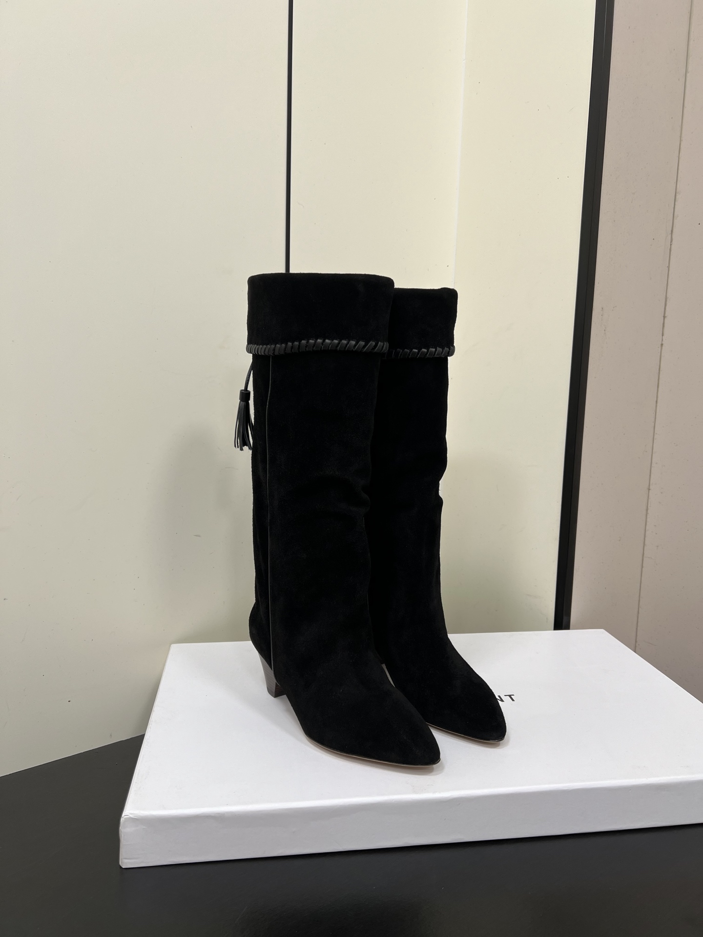 NO:593280,Isabel maeant Isabel 25ss braided edge tassel pendant thick heel high boots In the current trend of hip hop fashion, what is revealed is the desire for freedom. The relaxed yet refined attitude towards dressing hides the contradictory aesthetics I love. Just like the romantic embroidered suit, the combination of light and delicate textures and retro flat metal knight boots with a sense of wanderlust reminds me of Isabel Marant  The girls on the show, wearing tassels and running into the wind on Roman sandals, are 'delicate, but never tamed' and believe that freedom is the only law ~ - MATERIAL material - imported high silk satin suede upper, calfskin lining, genuine leather outsole, size #35~39 (40.41.42 customized, non-refundable), boots, sandals, boots, cowhide, Leather soles19860909Isabel maeant 伊莎贝尔25ss编织包边流苏吊坠粗跟高筒靴 在波嬉风大热的当下,屐现的是对自由的渴望 松弛却又不失精致的穿衣态度,藏着我爱的矛盾美学正如浪漫的刺绣套装,轻盈又带细腻纹路与自带流浪感的复古平底金属骑士靴组合 让人想起Isabel Marant 秀场上的女孩,她们披着流苏,踩着罗马凉鞋奔向风“精致,但永不驯服〞信奉着自由才是唯一的法则～ - MATERIAL 材质 - 鞋面进口高丝光牛反绒 内里小牛皮 大底真皮大底 size#35～39（40.41.42定制不退换）,靴子,sandals,boots,cowhide,Leather soles,Women's Shoes